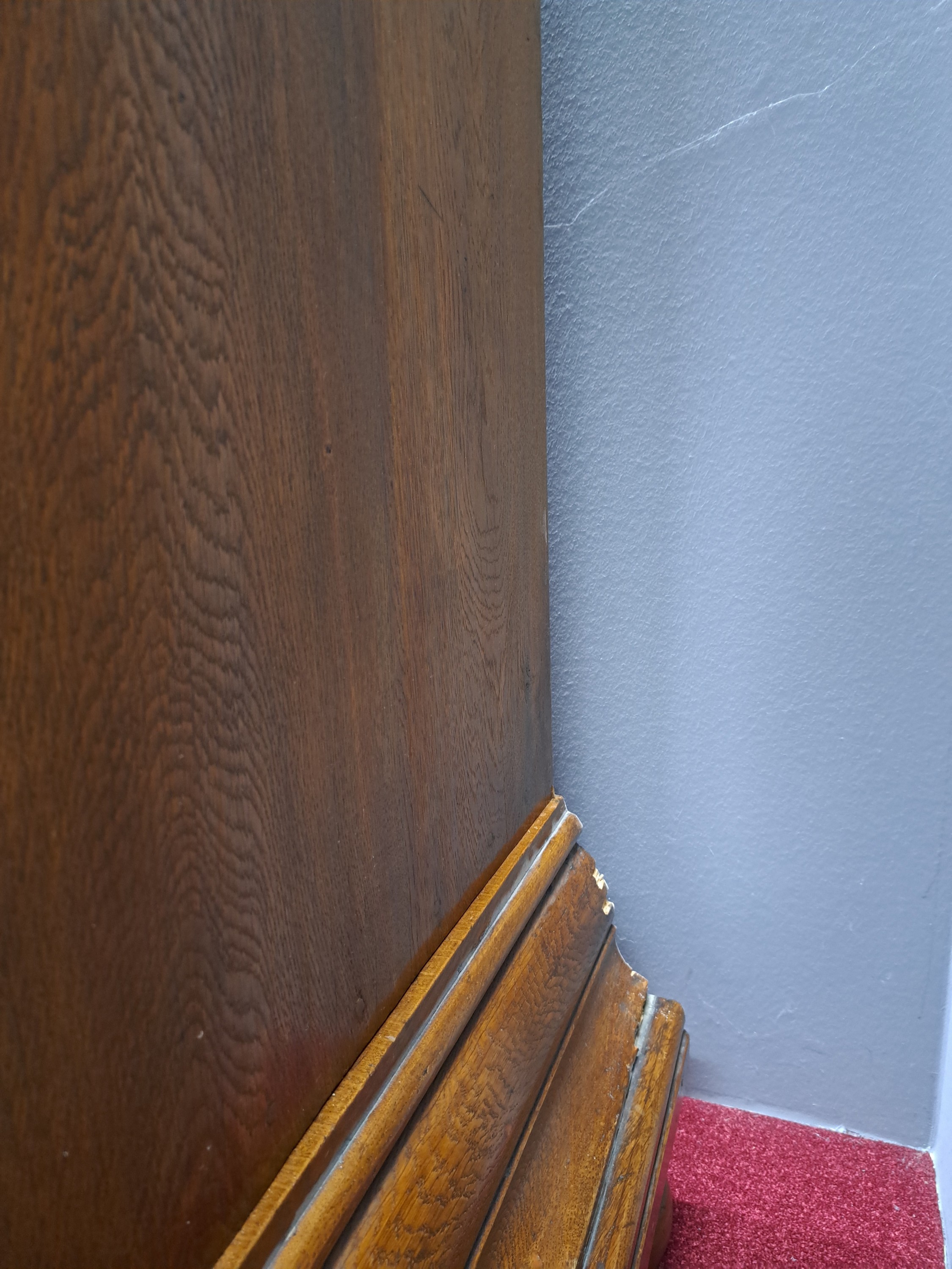 Detail e: Barockschrank, sog. Frankfurter Wellenschrank, Hessen, um 1750/60, Eiche massiv, stiltyp. Wellenauflagen, orig. Schloß, Schlüssel, schöne Patina, ...