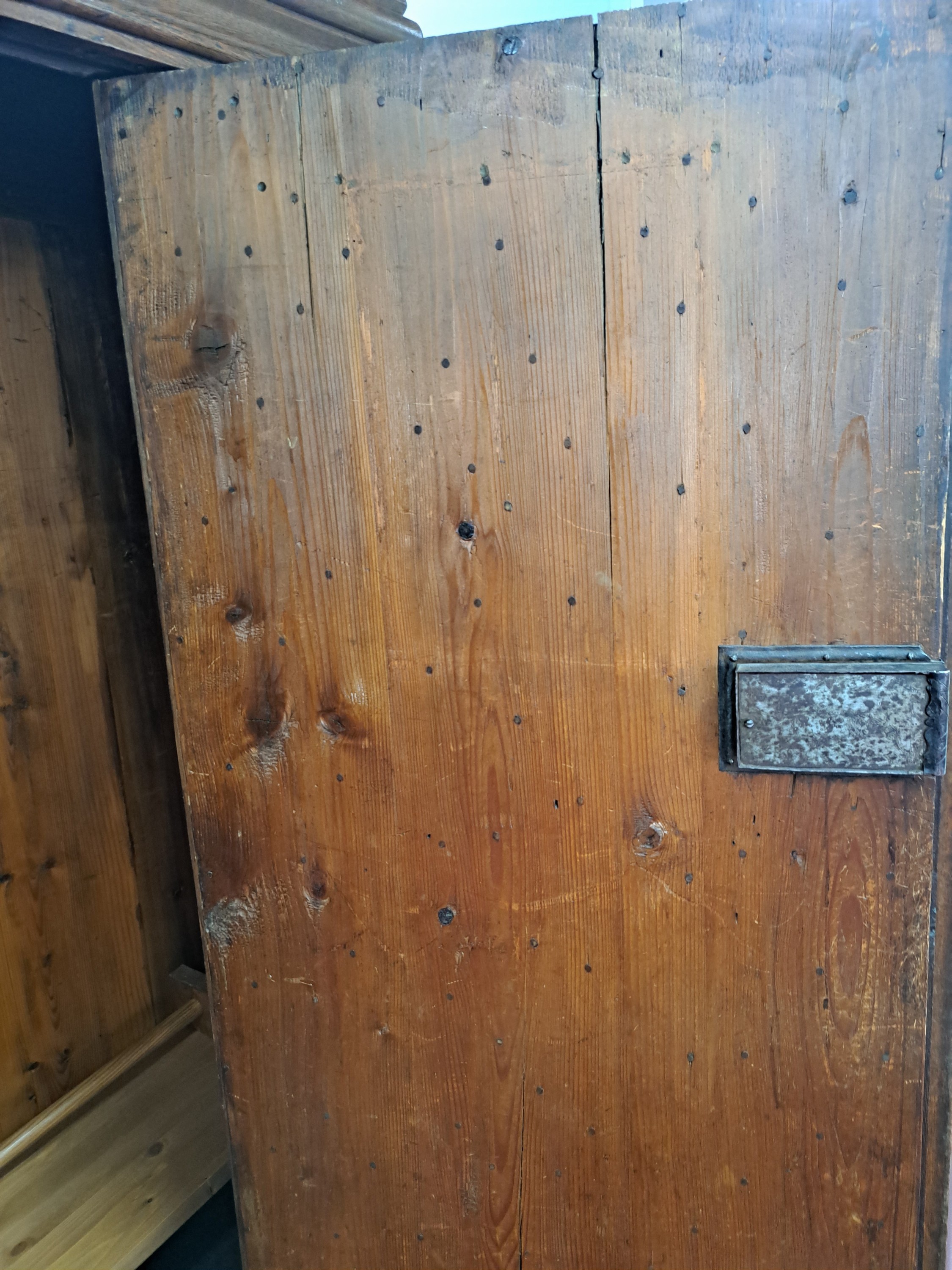 Detail f: Barockschrank, sog. Frankfurter Wellenschrank, Hessen, um 1750/60, Eiche massiv, stiltyp. Wellenauflagen, orig. Schloß, Schlüssel, schöne Patina, ...