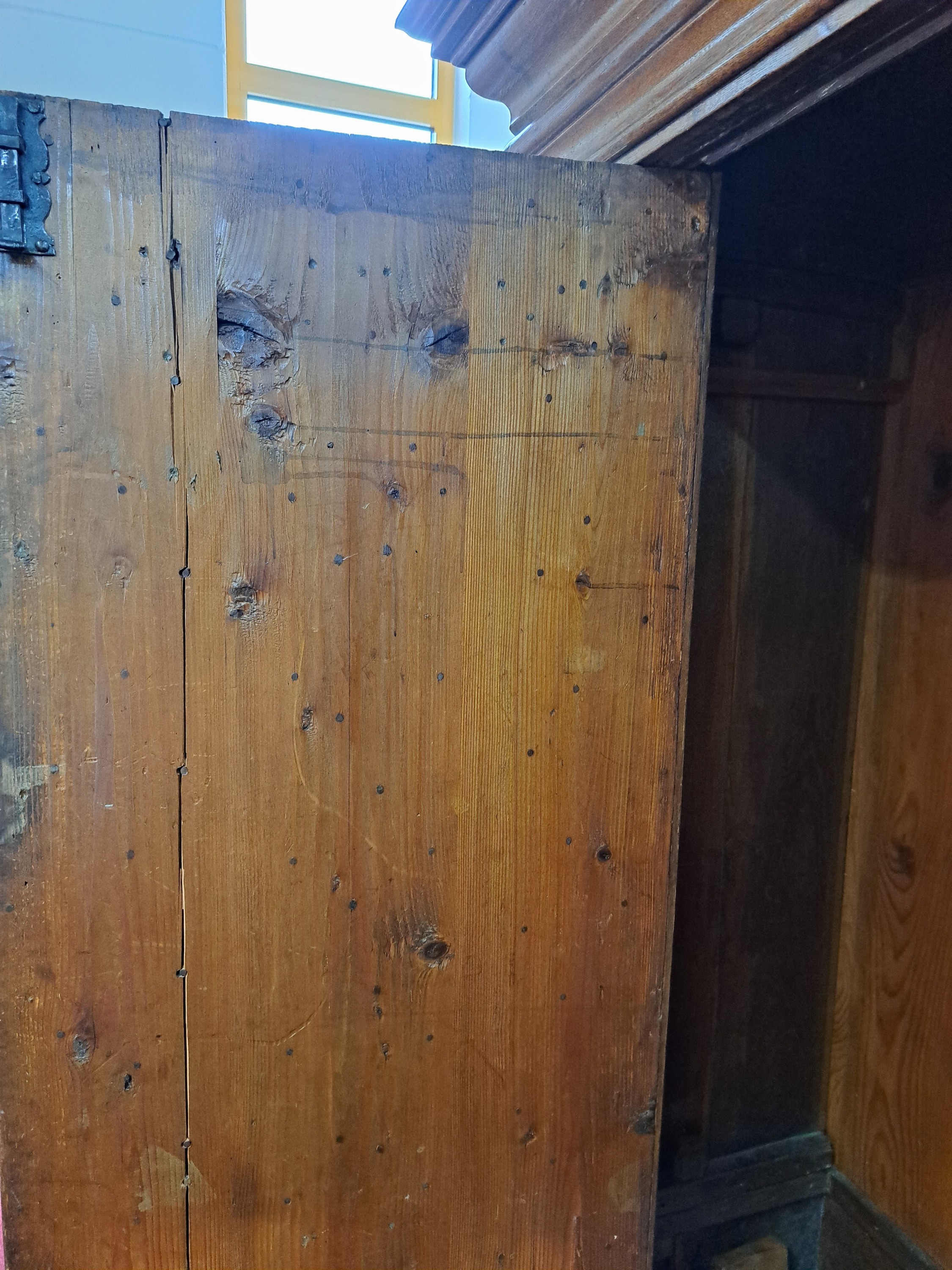 Detail g: Barockschrank, sog. Frankfurter Wellenschrank, Hessen, um 1750/60, Eiche massiv, stiltyp. Wellenauflagen, orig. Schloß, Schlüssel, schöne Patina, ...