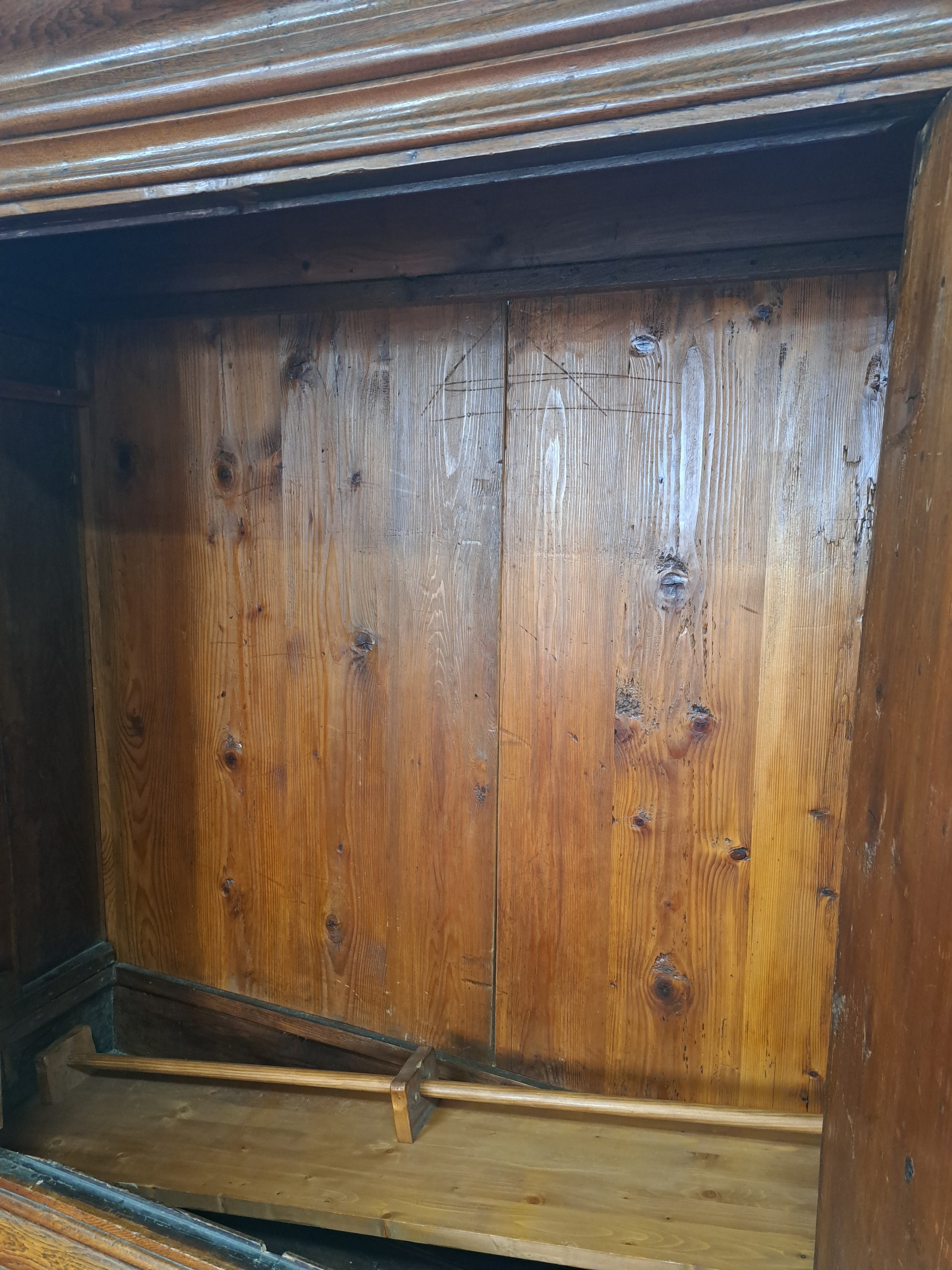 Detail h: Barockschrank, sog. Frankfurter Wellenschrank, Hessen, um 1750/60, Eiche massiv, stiltyp. Wellenauflagen, orig. Schloß, Schlüssel, schöne Patina, ...
