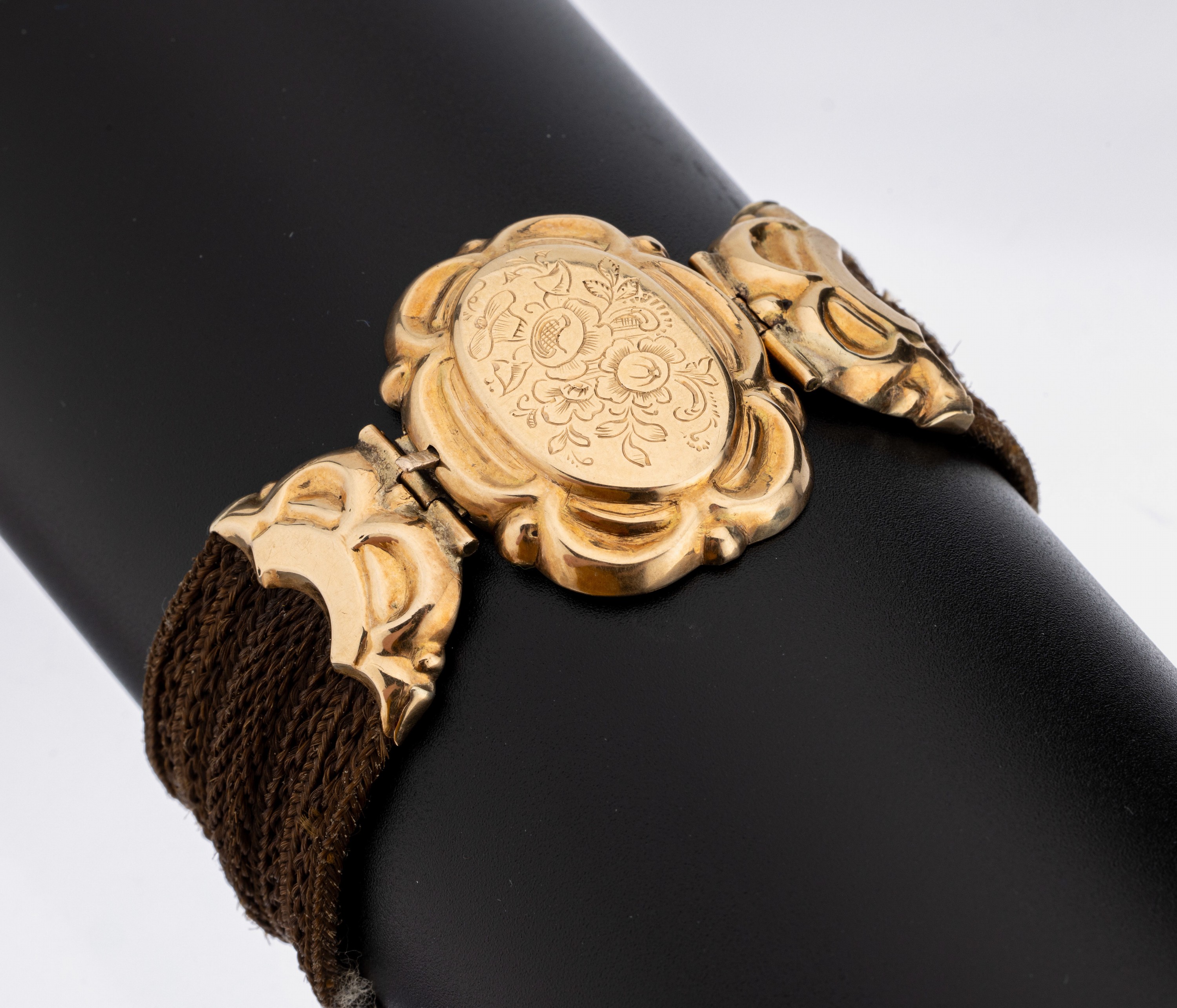Biedermeier Armband aus Haargeflecht, deutsch um 1880, Schaumgold, feines Haargeflecht, Kastenschloss und Zwischensteg floral grav., B. ca. 2 cm, L. ...