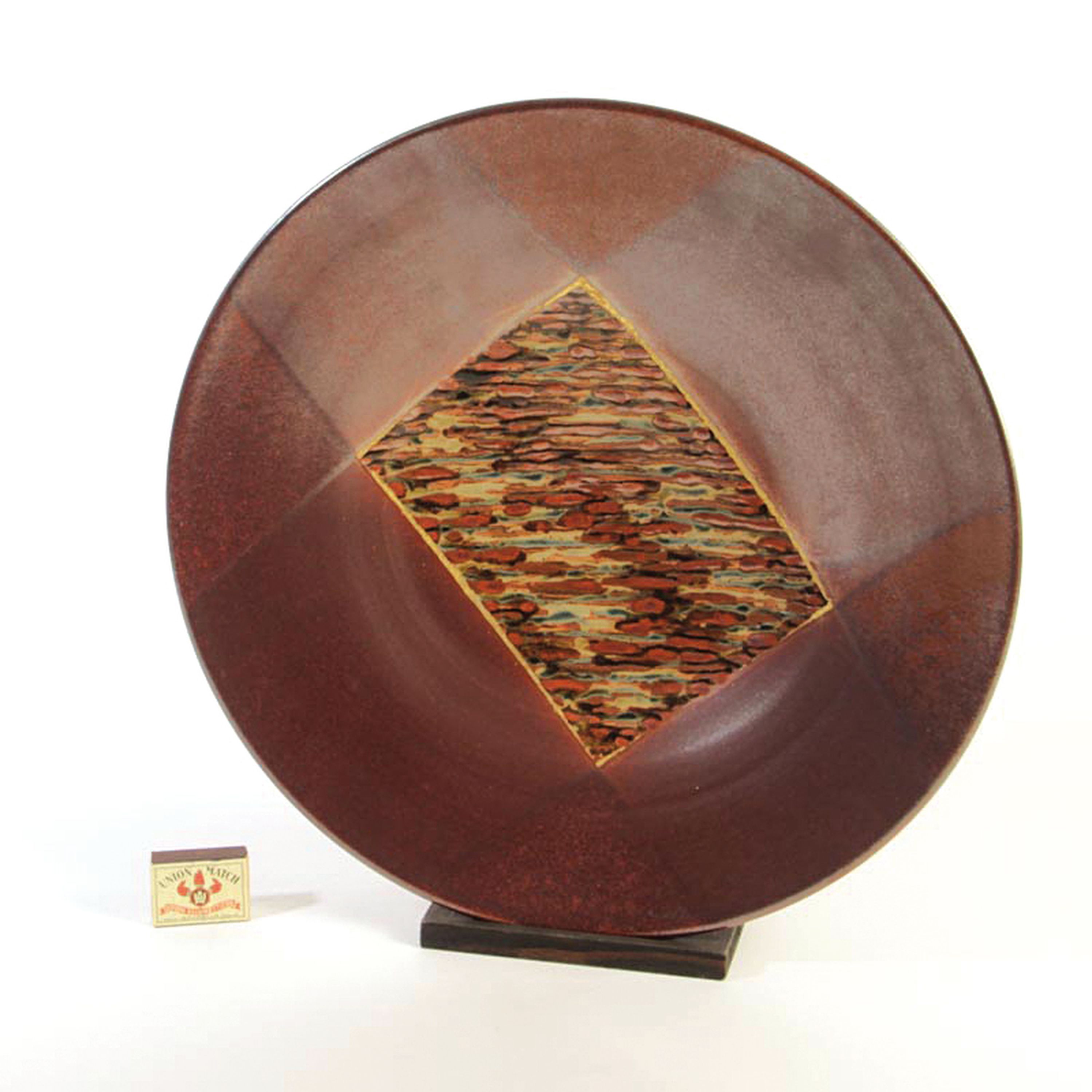 Großer Studiokeramik-Teller, Karin & Walter Zander (1938-2007 / 1941-2008), Keramik, braun glasiert, am Boden signiert, D. 43cm