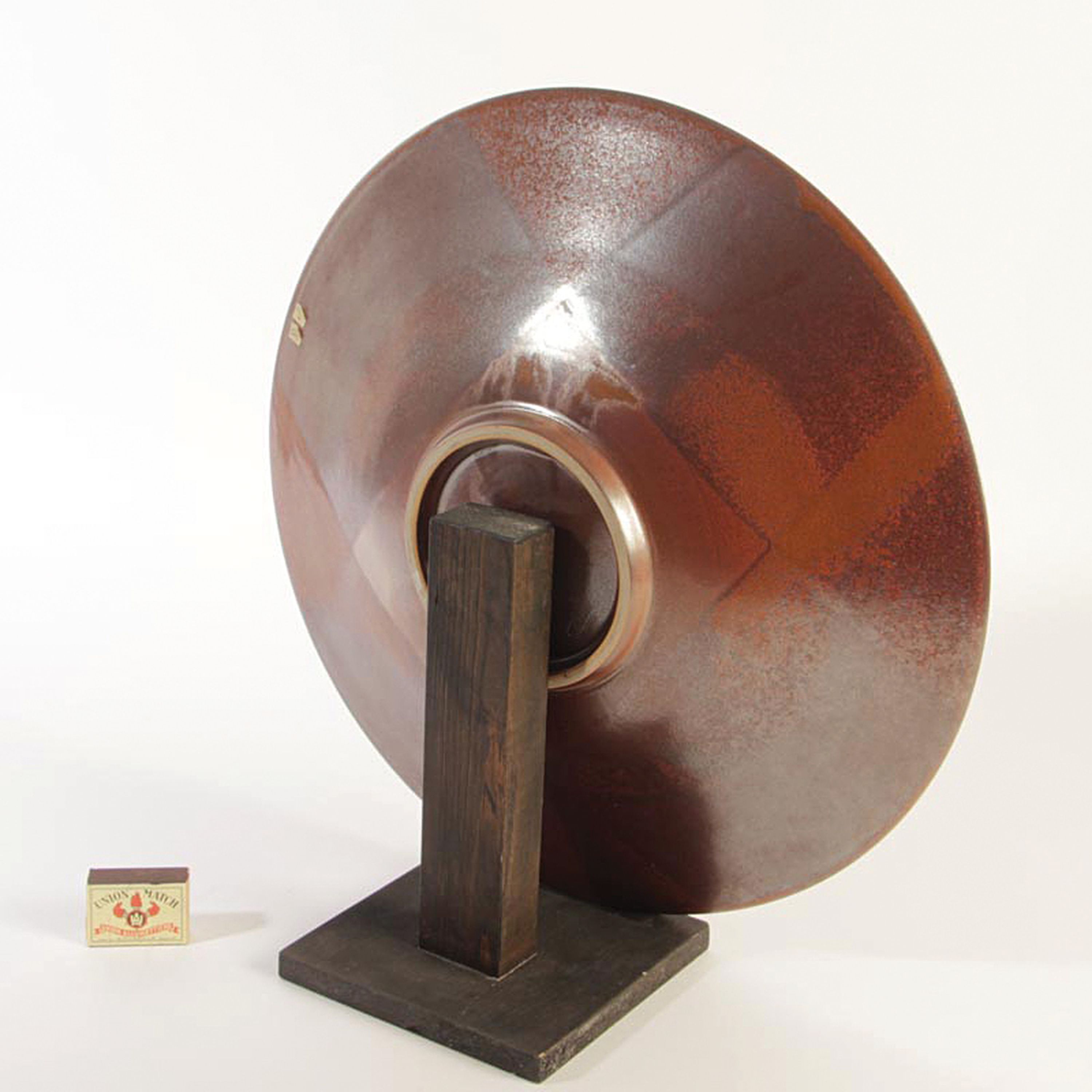 Detail a: Großer Studiokeramik-Teller, Karin & Walter Zander (1938-2007 / 1941-2008), Keramik, braun glasiert, am Boden signiert, D. 43cm