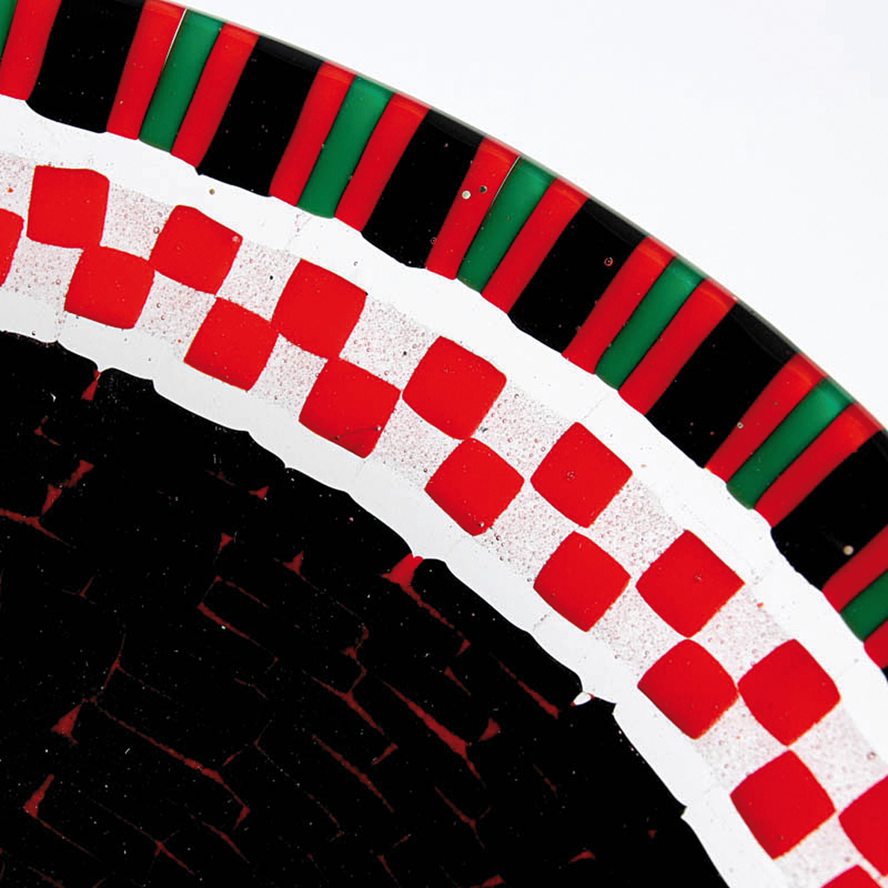 Detail b: Glasmosaik-Schale, Roger Buddle, Australien, farbloses Glas, verschieden farbige Glasstäbe verschmolzen, am Boden signiert, D. 40 cm