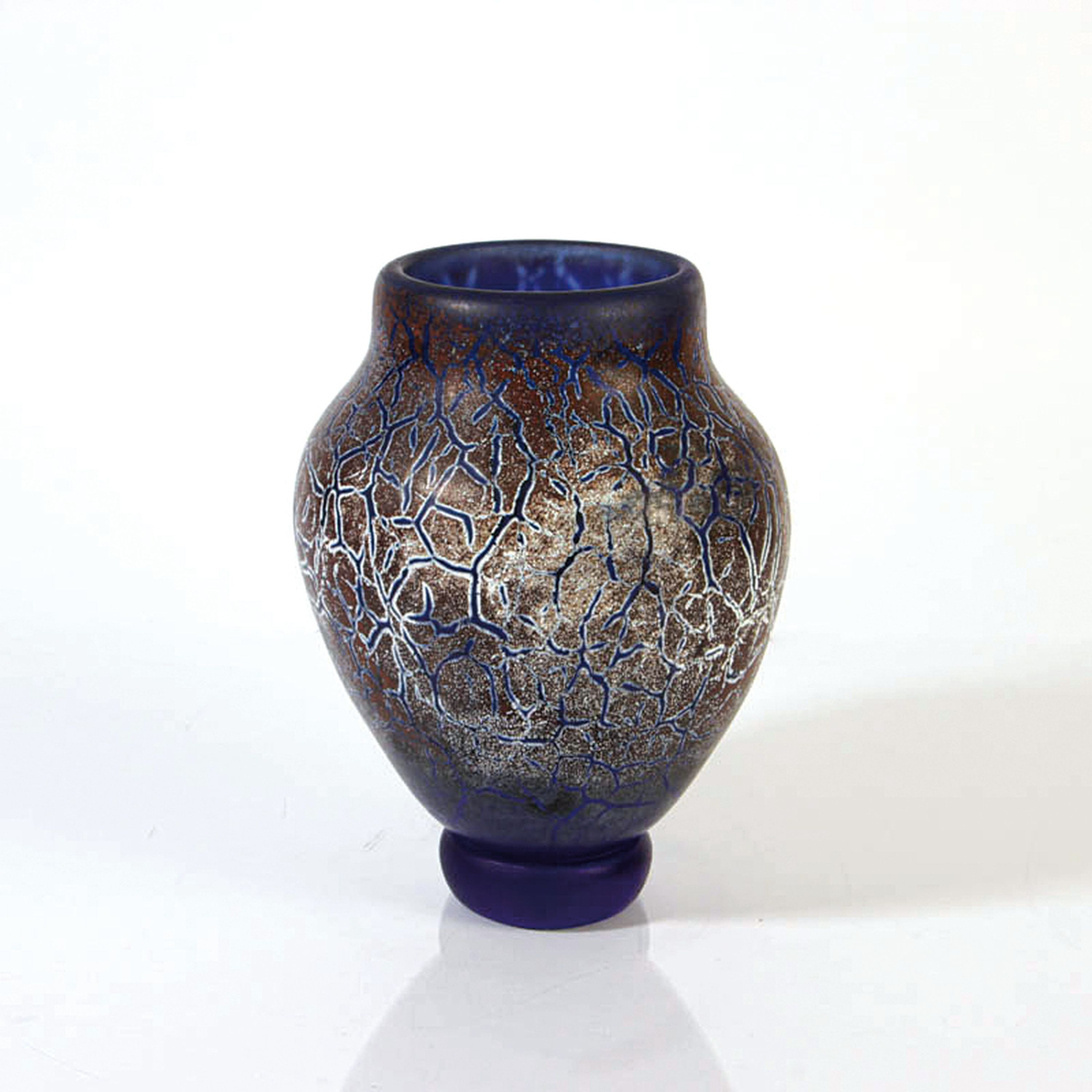 Studioglas-Vase, Steven W. Kemmerly, UK, 1996 , blau überfangenes Glas, Krakeleeglasur, am Boden signiert und datiert, H. 20 cm
