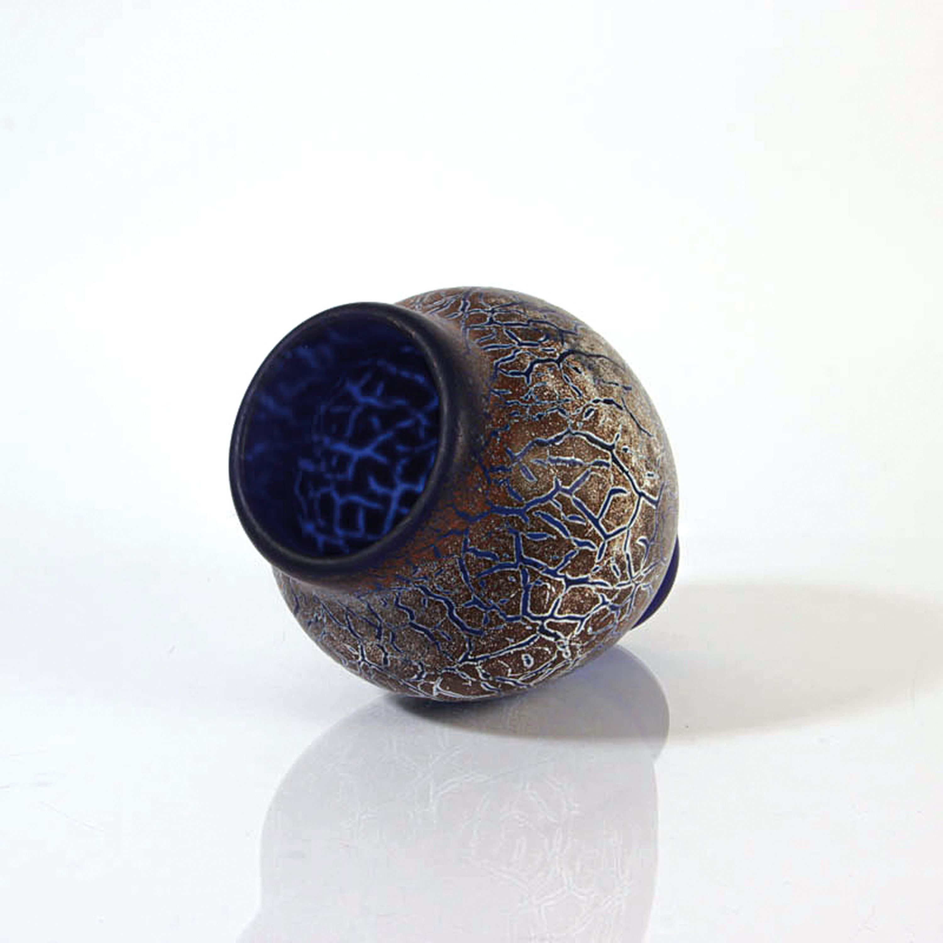 Detail b: Studioglas-Vase, Steven W. Kemmerly, UK, 1996 , blau überfangenes Glas, Krakeleeglasur, am Boden signiert und datiert, H. 20 cm
