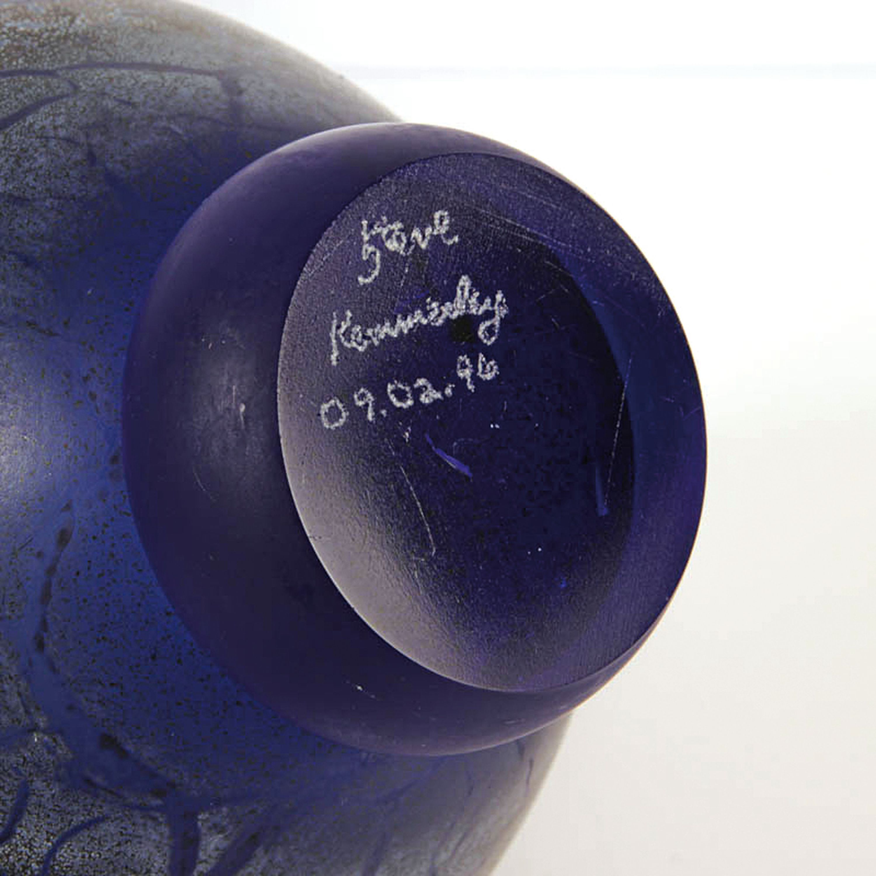 Detail c: Studioglas-Vase, Steven W. Kemmerly, UK, 1996 , blau überfangenes Glas, Krakeleeglasur, am Boden signiert und datiert, H. 20 cm
