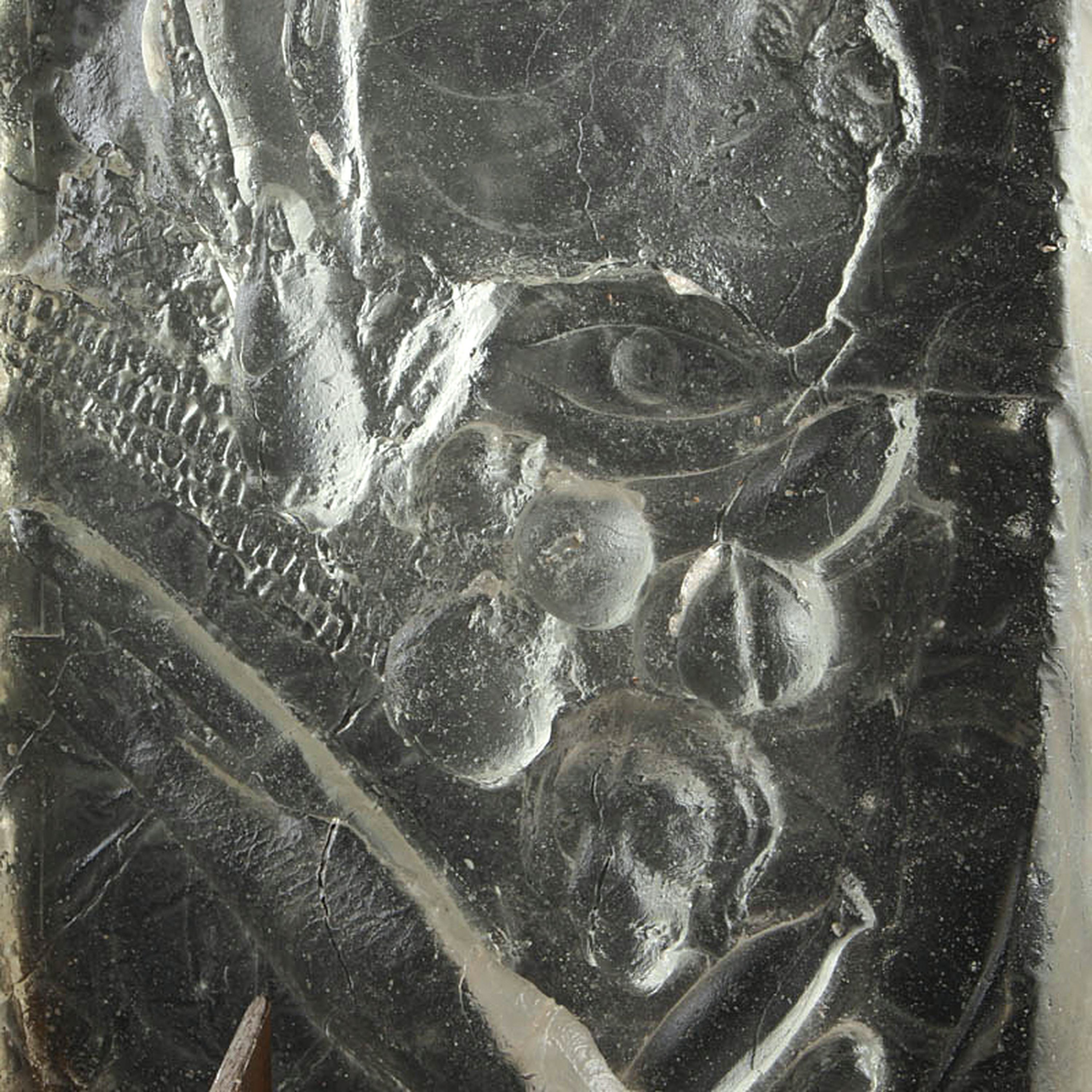 Detail a: Glasobjekt, wohl Kosta Boda, Schweden, farbloses Glas, geschliffen und geätzt, Reliefplatte mit versch. Meereslebewesen, in handgefertigtem ...