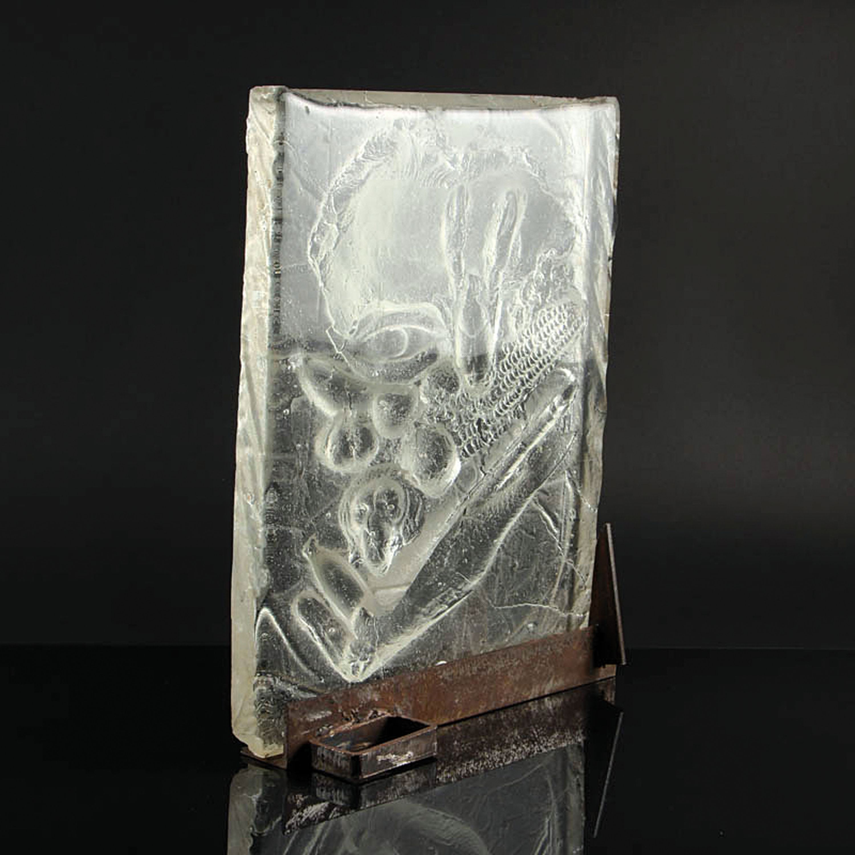 Detail c: Glasobjekt, wohl Kosta Boda, Schweden, farbloses Glas, geschliffen und geätzt, Reliefplatte mit versch. Meereslebewesen, in handgefertigtem ...