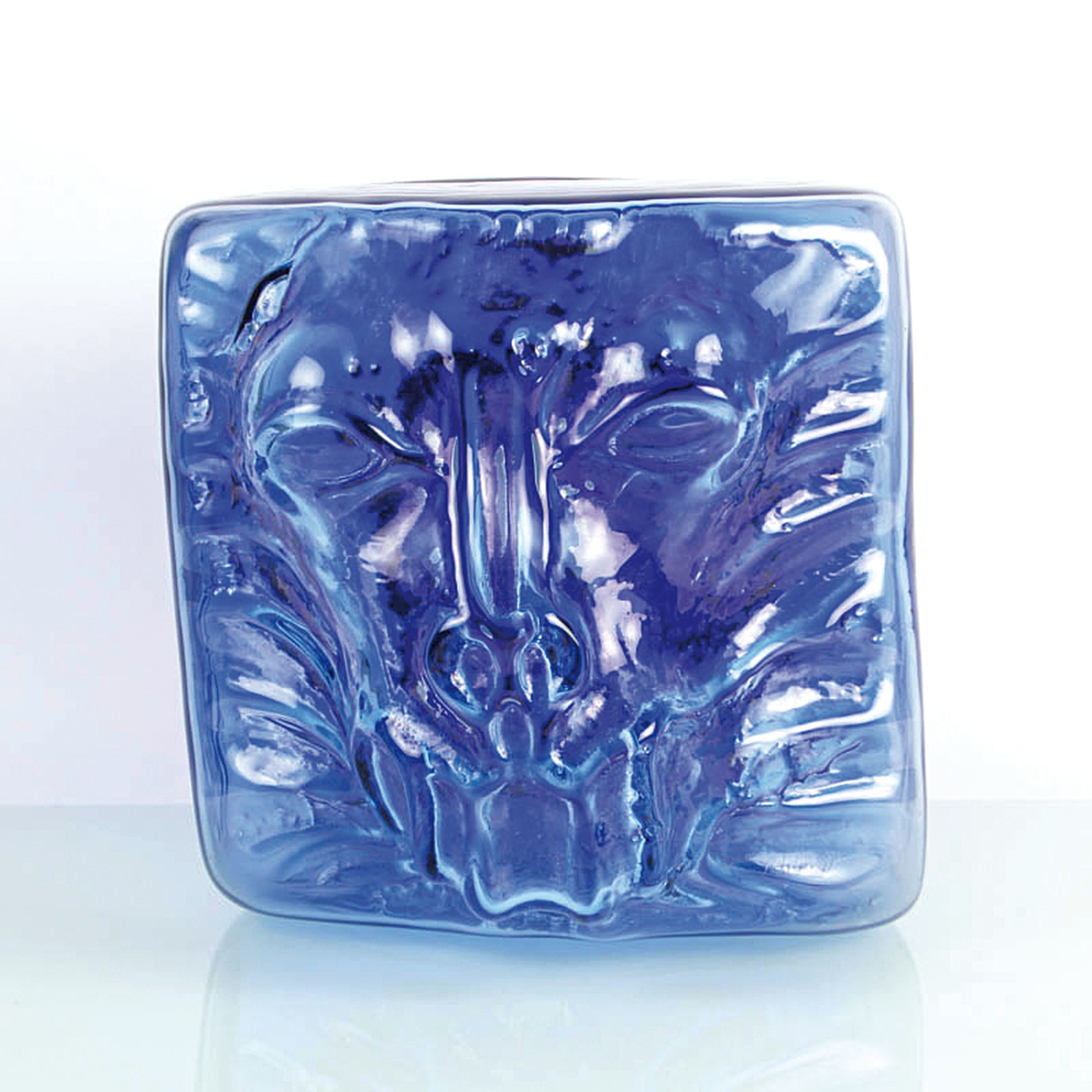 Glasobjekt bzw. Werbeobjekt, signiert Sprachalova, 1997, farbloses Glas mit blauenEinschmelzungen, Reliefdekor eines Löwenkopfes, verso mit ...