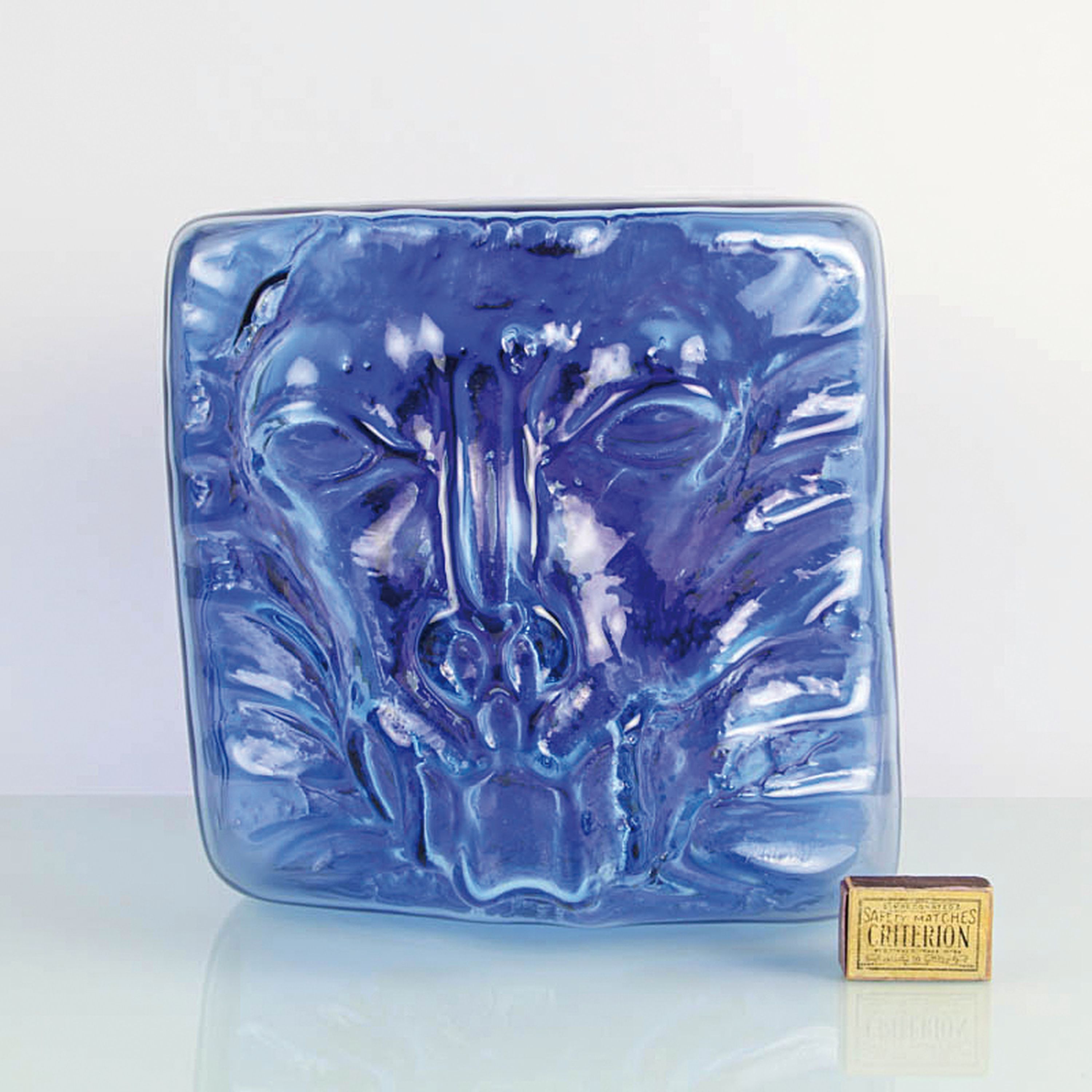 Detail a: Glasobjekt bzw. Werbeobjekt, signiert Sprachalova, 1997, farbloses Glas mit blauenEinschmelzungen, Reliefdekor eines Löwenkopfes, verso mit ...
