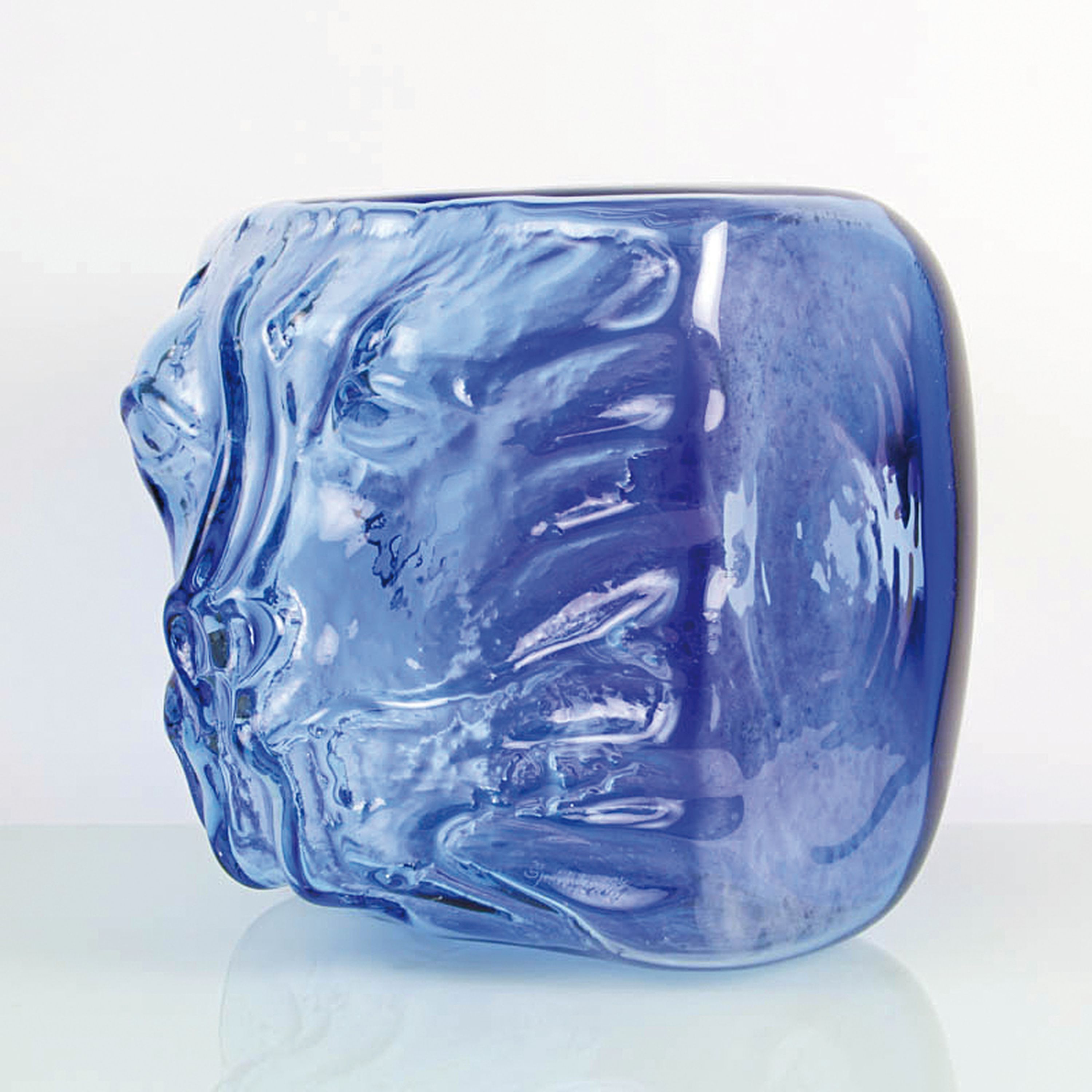 Detail b: Glasobjekt bzw. Werbeobjekt, signiert Sprachalova, 1997, farbloses Glas mit blauenEinschmelzungen, Reliefdekor eines Löwenkopfes, verso mit ...