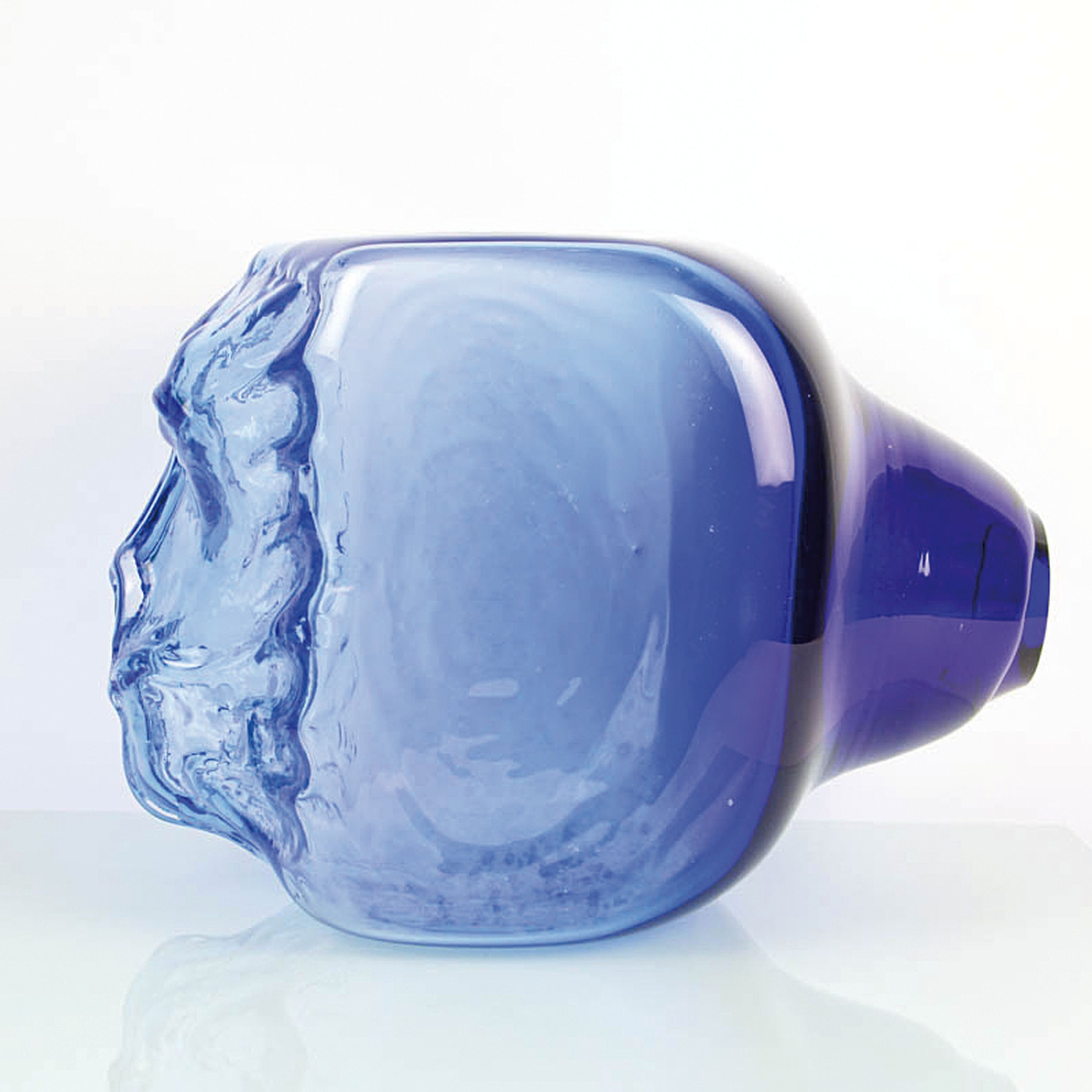 Detail c: Glasobjekt bzw. Werbeobjekt, signiert Sprachalova, 1997, farbloses Glas mit blauenEinschmelzungen, Reliefdekor eines Löwenkopfes, verso mit ...