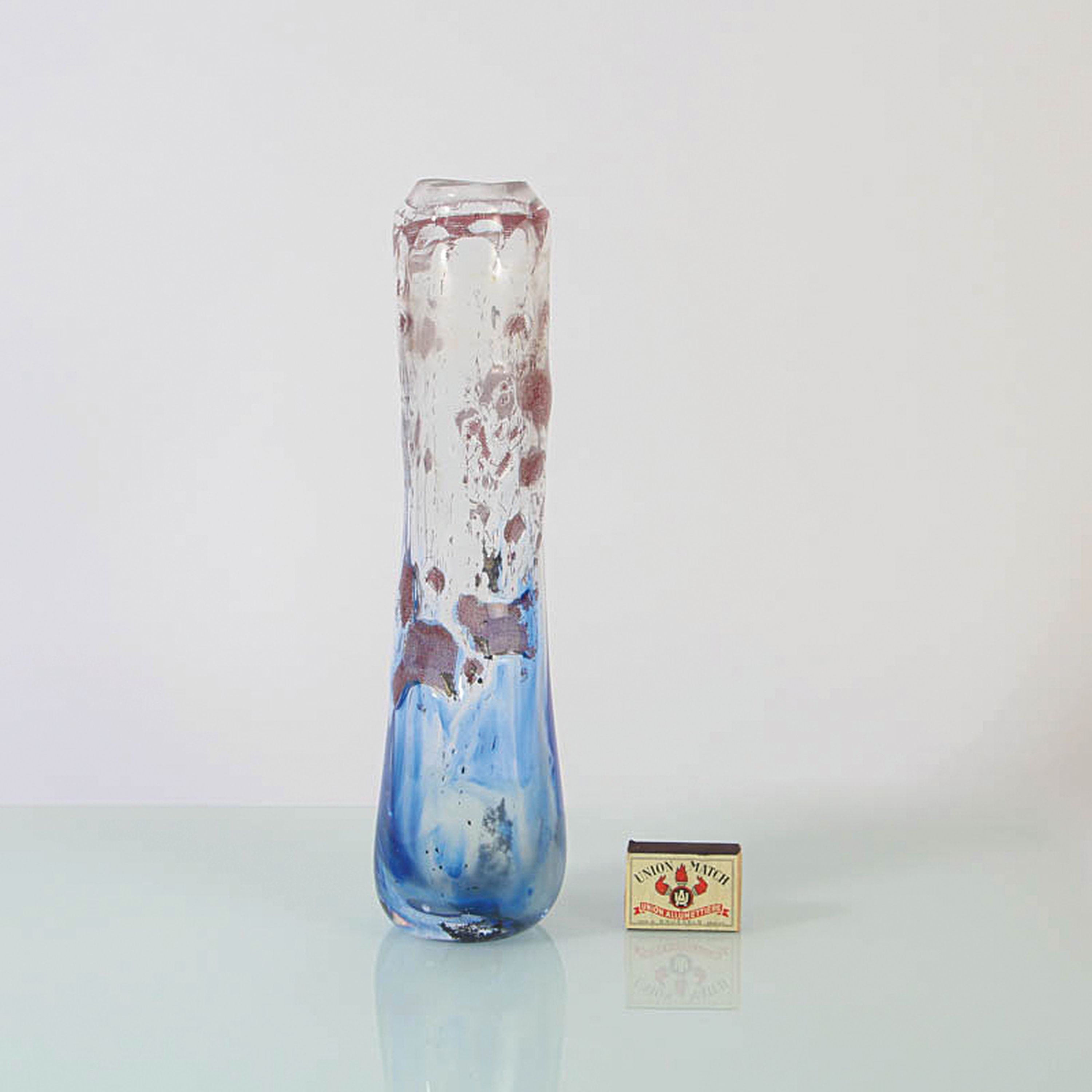 Studioglas-Vase, Reiner Model (geb. 1941), Stuttgart, farbloses Glas, mit Textilien und blauen Glaseinschmelzungen, am Boden signiert, H. ca. 33.5 cm
