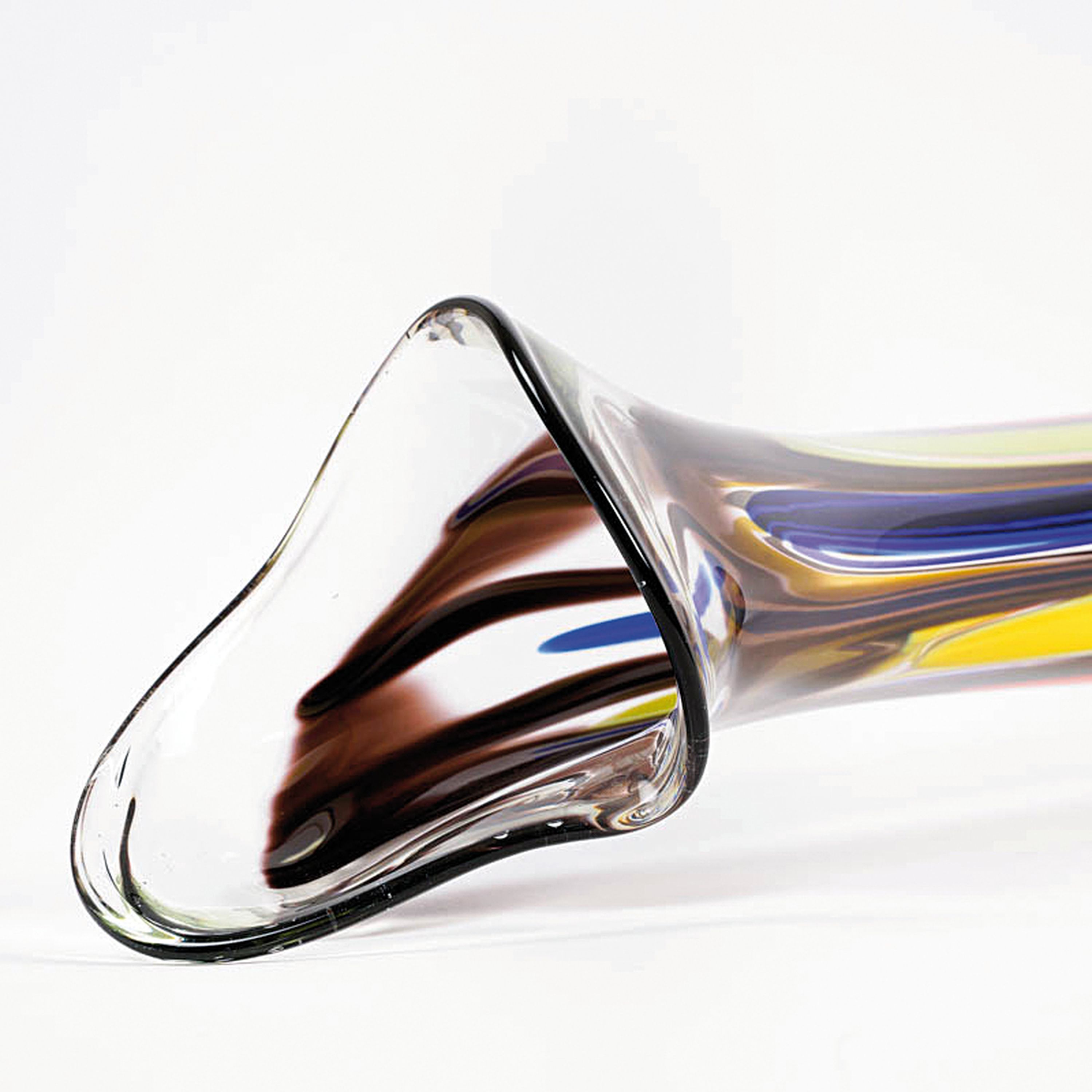 Detail c: Sehr große Studioglas-Vase, Mihai Topescu (geb. 1956) Rumänien, mundgeblasen mit schwarzen Streifen- und rot-blau-gelben Fleckeneinschmelzungen, am ...