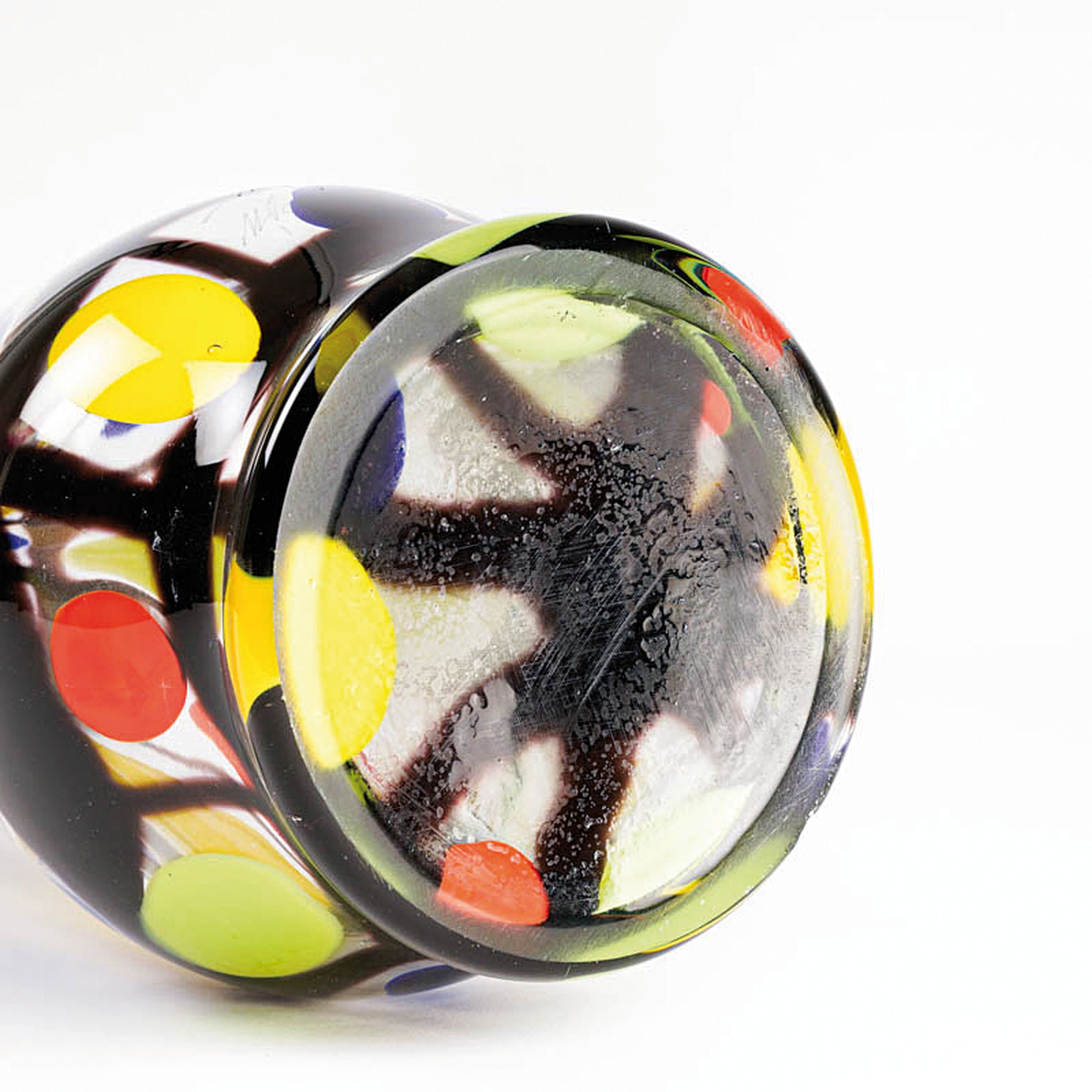 Detail d: Sehr große Studioglas-Vase, Mihai Topescu (geb. 1956) Rumänien, mundgeblasen mit schwarzen Streifen- und rot-blau-gelben Fleckeneinschmelzungen, am ...