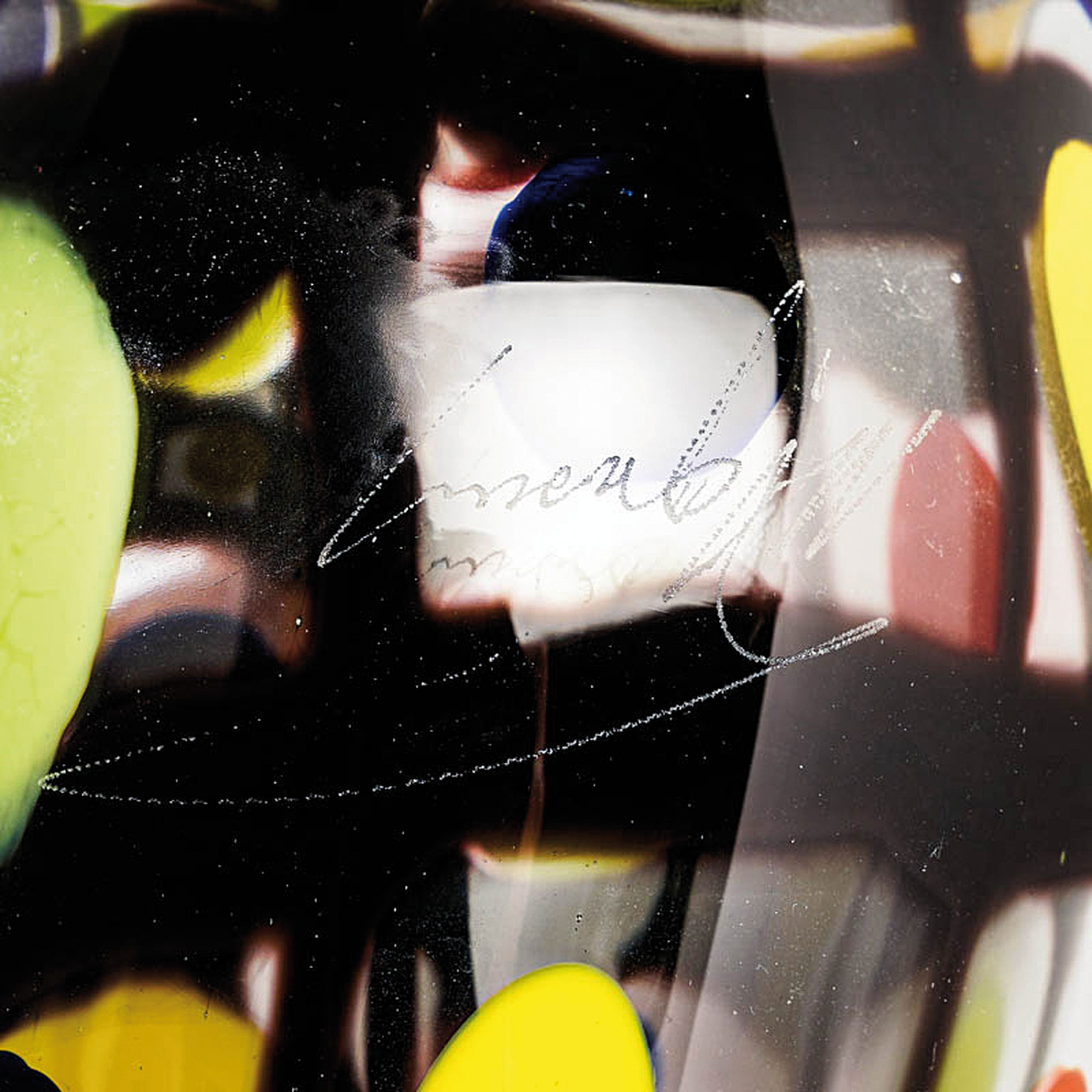 Detail e: Sehr große Studioglas-Vase, Mihai Topescu (geb. 1956) Rumänien, mundgeblasen mit schwarzen Streifen- und rot-blau-gelben Fleckeneinschmelzungen, am ...