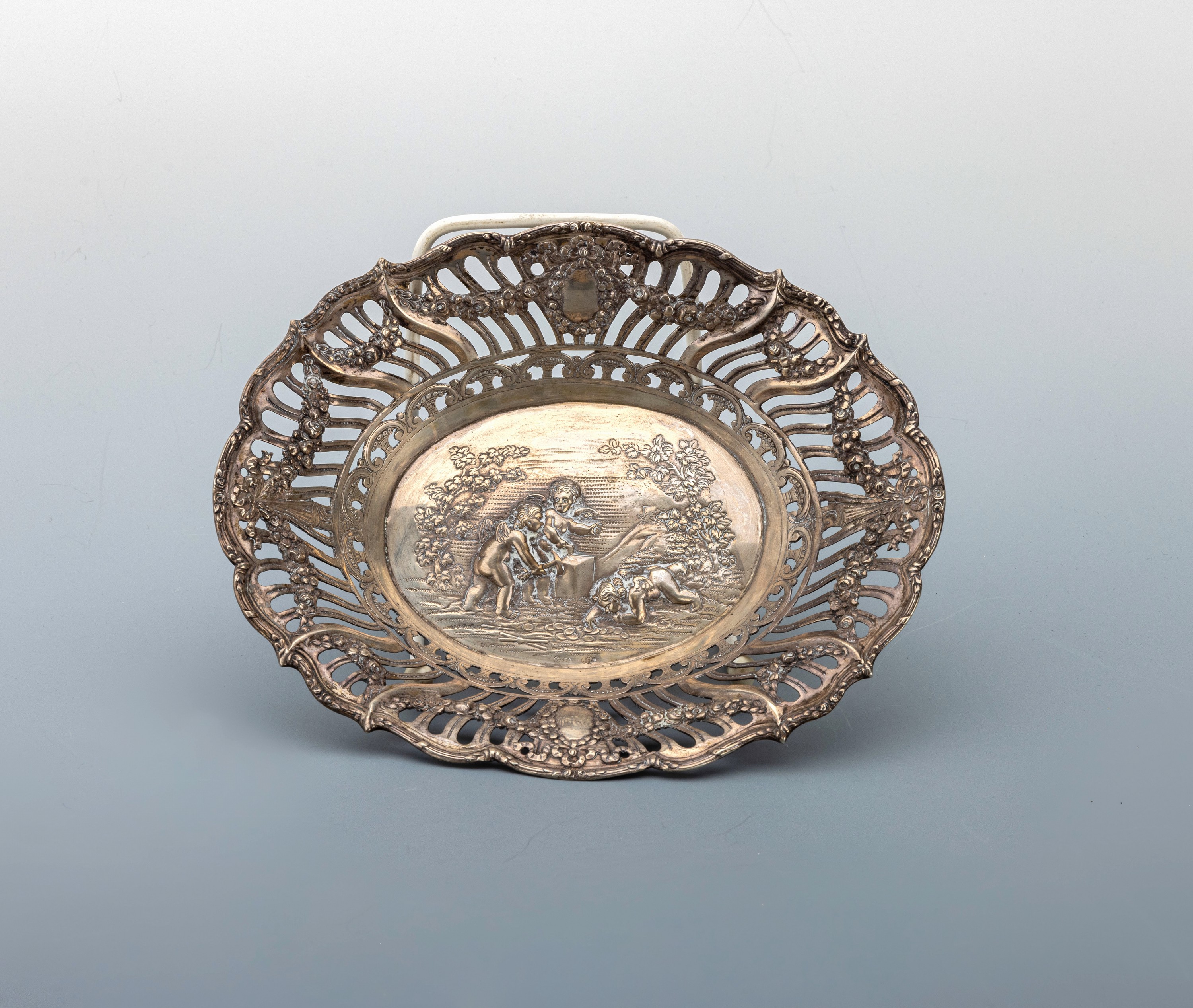 Anbietschale, Hanau um 1900, 800er Silber, Puttendekor, Rand mit Durchbrucharbeit, ca. 228 g, ca. 4 x 21 x 16.5 cm