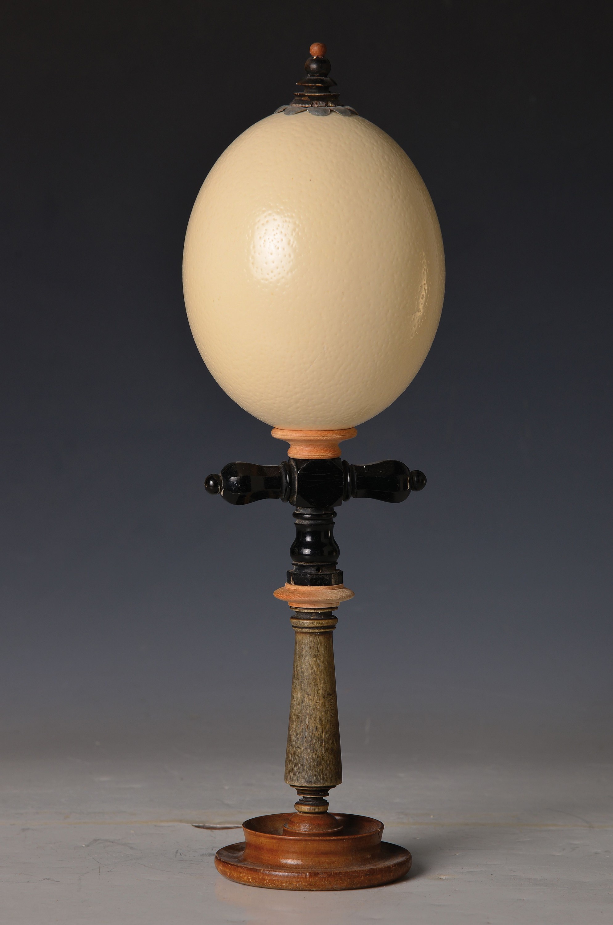 Straussenei auf Ständer, deutsch, um 1890-1900, Holzständer gedrechselt, Alterssp, H.ca. 37cm