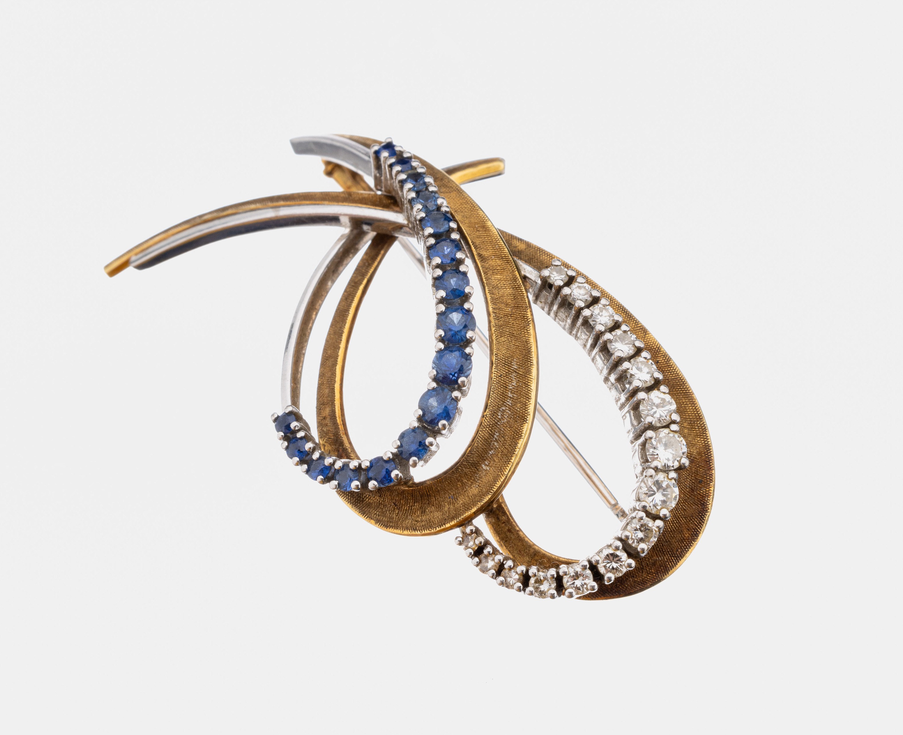 18 kt Gold Saphir-Diamant-Brosche, GG/WG 750/000, 16 rundfacett. Saphire zus. ca. 1.00 ct, 15 Brillanten und 8/8-Diamanten zus. ca. 0.55 ct ...