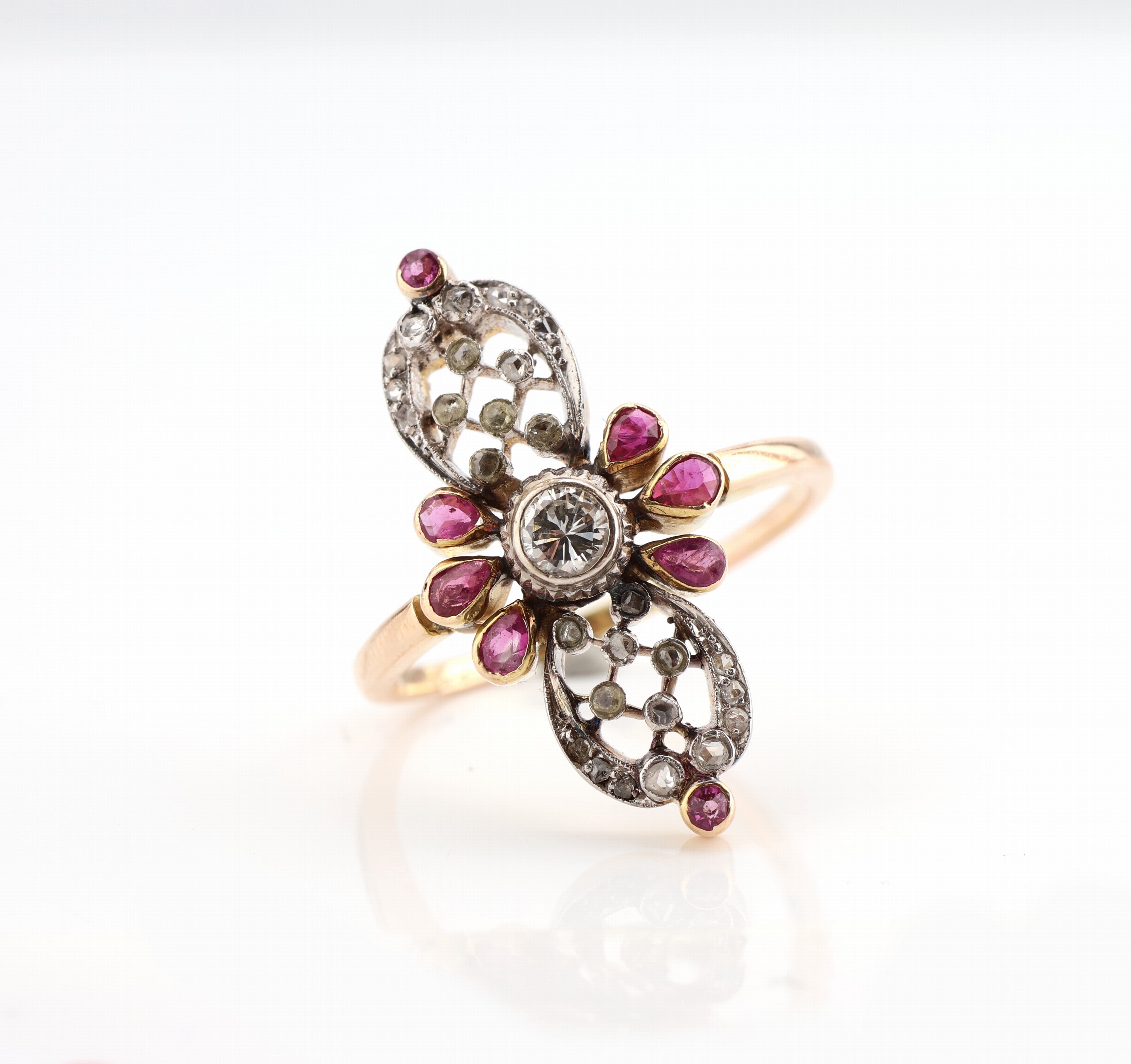 18 kt Gold Rubin-Diamant-Ring, GG 750/000 gepr. und Silber, Ringkopf um 1900, Altschliff-Diamant ca. 0.12 ct Weiß/p, Diam.- Rosen zus. ca. 0.10 ct, ...