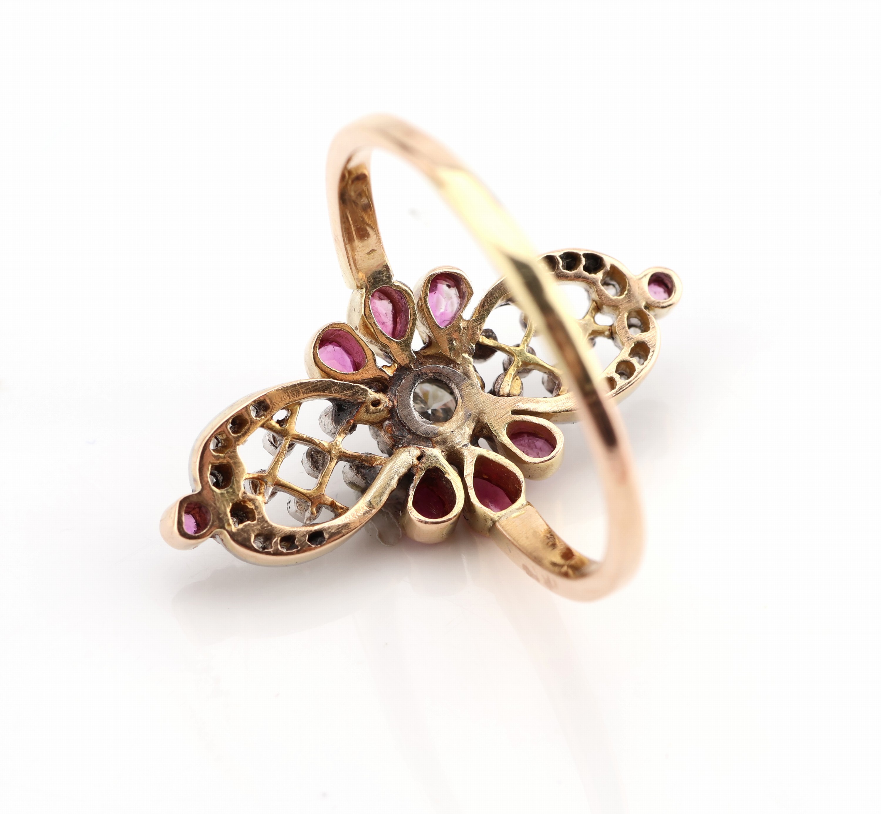 Detail a: 18 kt Gold Rubin-Diamant-Ring, GG 750/000 gepr. und Silber, Ringkopf um 1900, Altschliff-Diamant ca. 0.12 ct Weiß/p, Diam.- Rosen zus. ca. 0.10 ct, ...