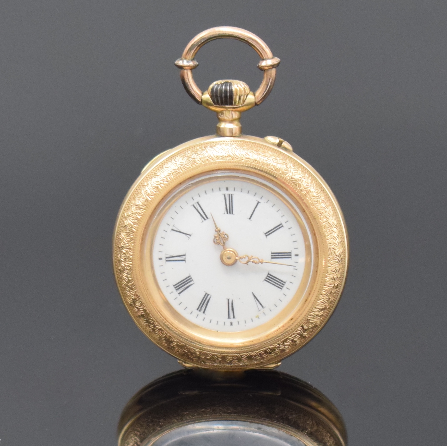 Email-Damentaschenuhr in RG 585/000, Schweiz um 1900, offenes, fein grav. Geh., auf Rückdeckel polychrom gemalte Email-Blumenranke um Monogr.-Schild ...