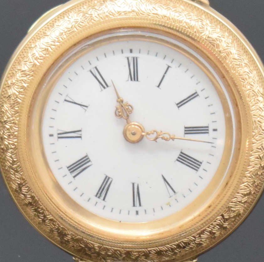 Detail a: Email-Damentaschenuhr in RG 585/000, Schweiz um 1900, offenes, fein grav. Geh., auf Rückdeckel polychrom gemalte Email-Blumenranke um Monogr.-Schild ...