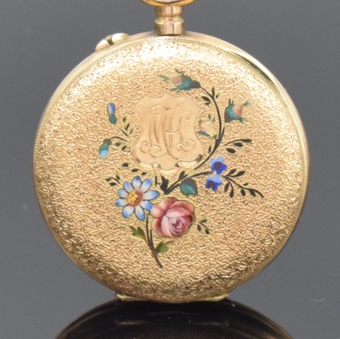 Detail b: Email-Damentaschenuhr in RG 585/000, Schweiz um 1900, offenes, fein grav. Geh., auf Rückdeckel polychrom gemalte Email-Blumenranke um Monogr.-Schild ...
