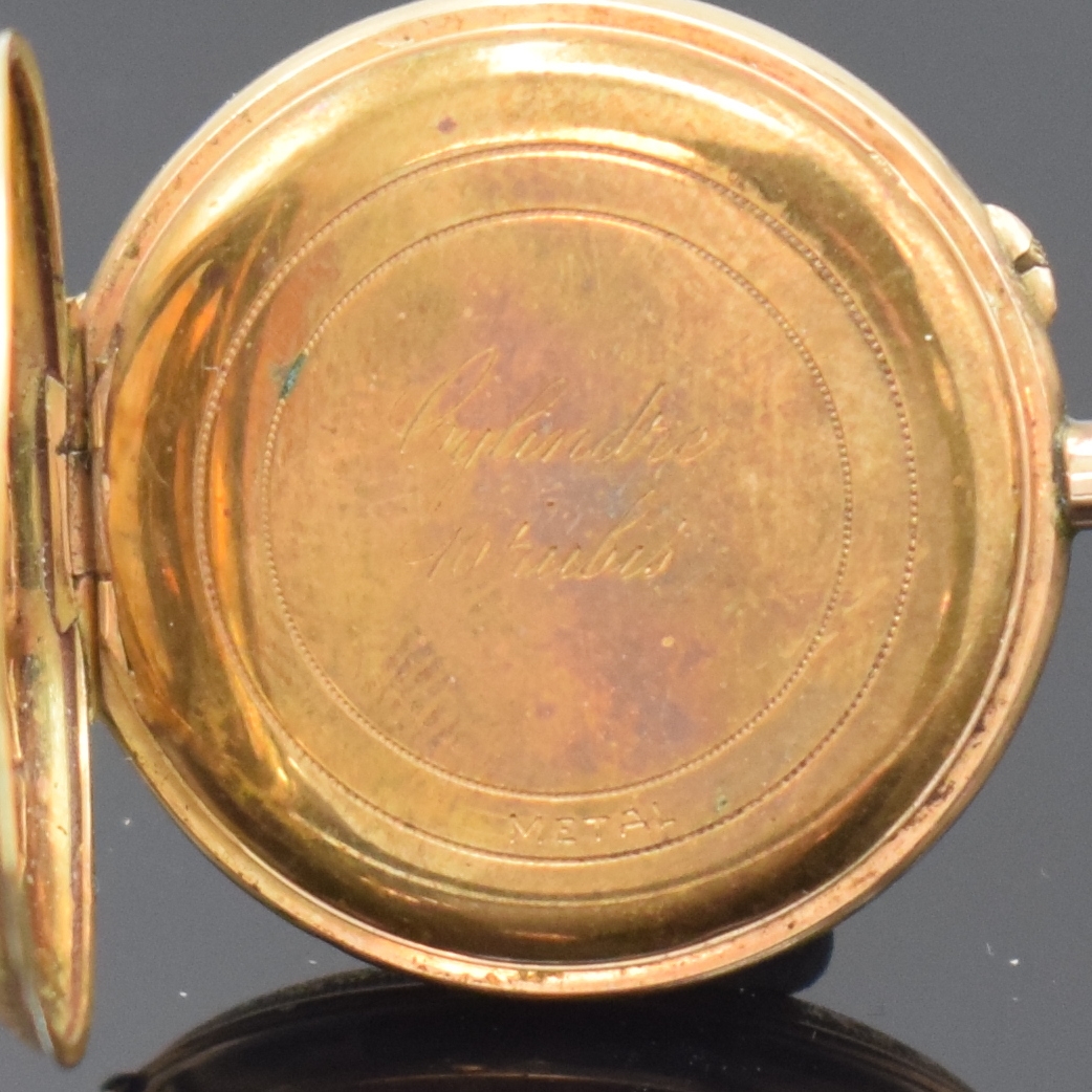 Detail c: Email-Damentaschenuhr in RG 585/000, Schweiz um 1900, offenes, fein grav. Geh., auf Rückdeckel polychrom gemalte Email-Blumenranke um Monogr.-Schild ...