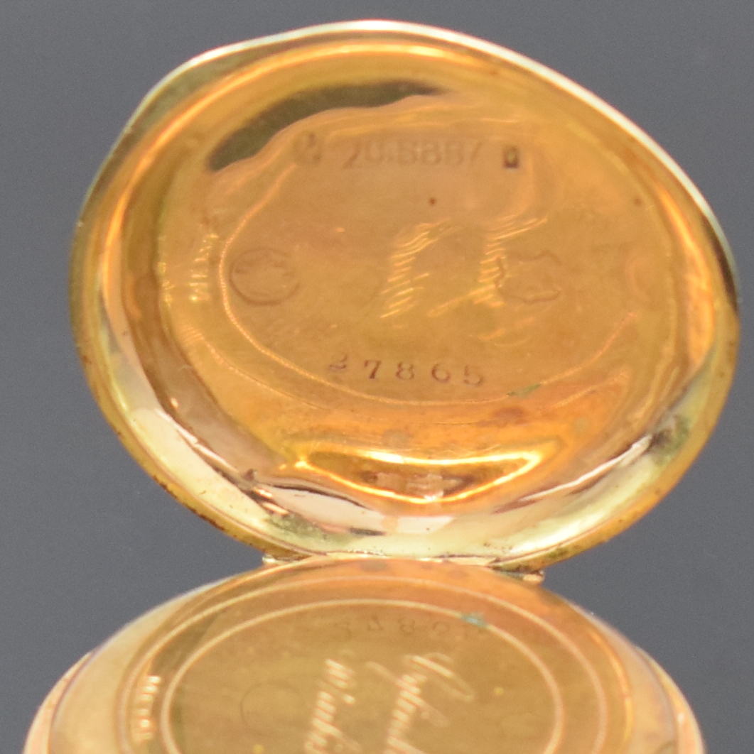 Detail d: Email-Damentaschenuhr in RG 585/000, Schweiz um 1900, offenes, fein grav. Geh., auf Rückdeckel polychrom gemalte Email-Blumenranke um Monogr.-Schild ...