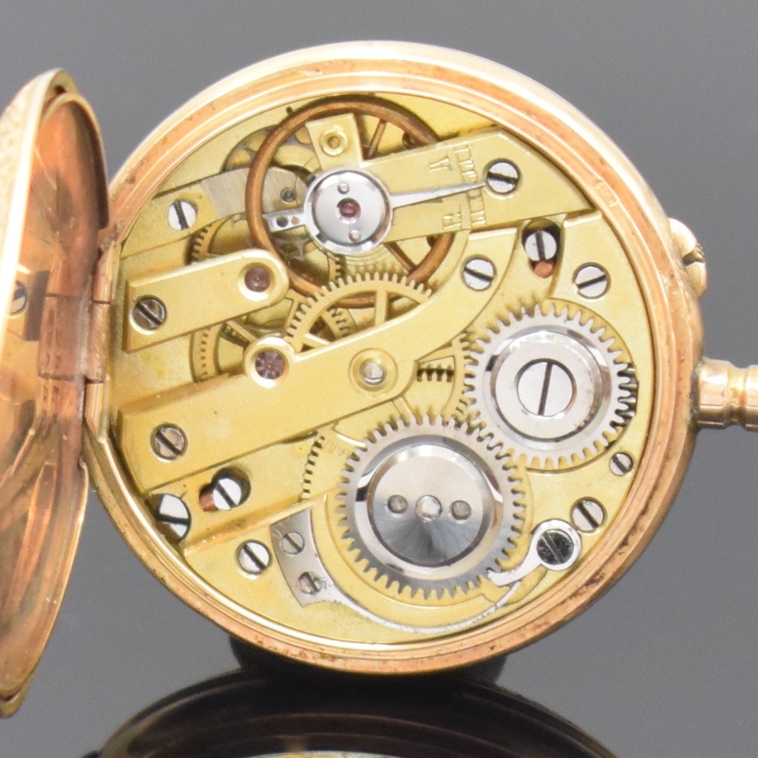 Detail e: Email-Damentaschenuhr in RG 585/000, Schweiz um 1900, offenes, fein grav. Geh., auf Rückdeckel polychrom gemalte Email-Blumenranke um Monogr.-Schild ...