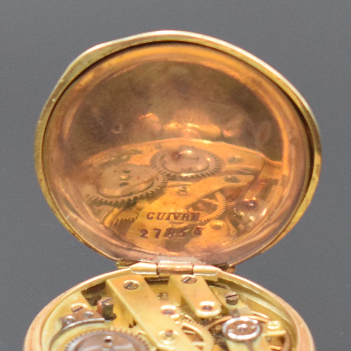 Detail f: Email-Damentaschenuhr in RG 585/000, Schweiz um 1900, offenes, fein grav. Geh., auf Rückdeckel polychrom gemalte Email-Blumenranke um Monogr.-Schild ...