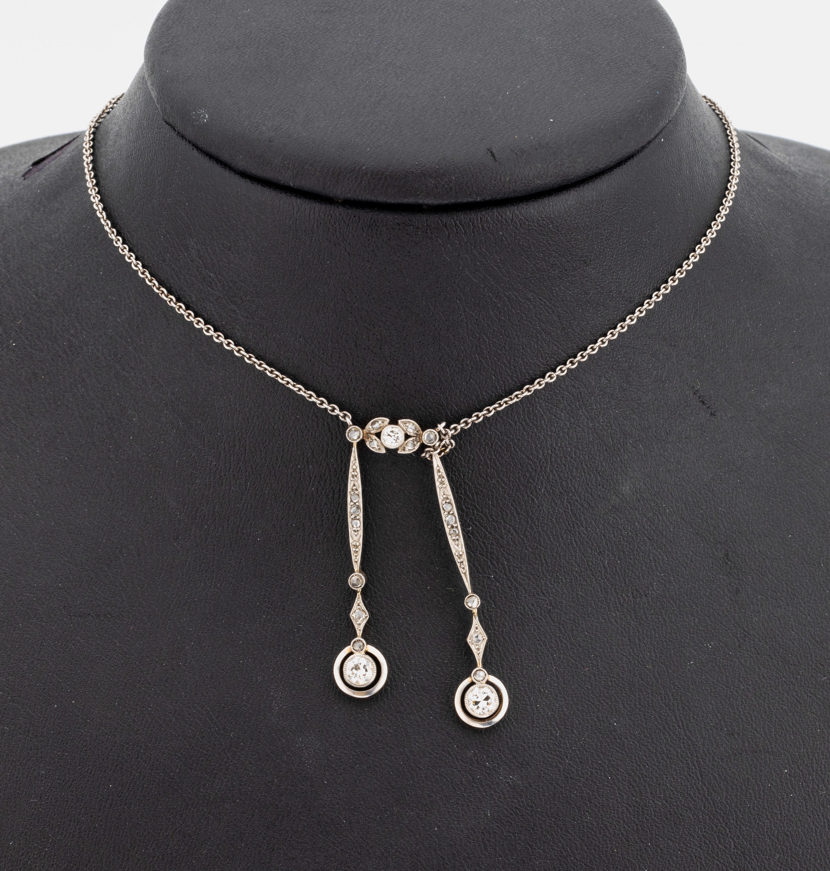 Platin Diamant-Collier, um 1900, Platin undGG 585/000 gepr., Kette Silber (sek.), 3 Altschliff-Diamanten zus. ca. 0.40 ct Weiß/si,18 Diamant-Rosen ...