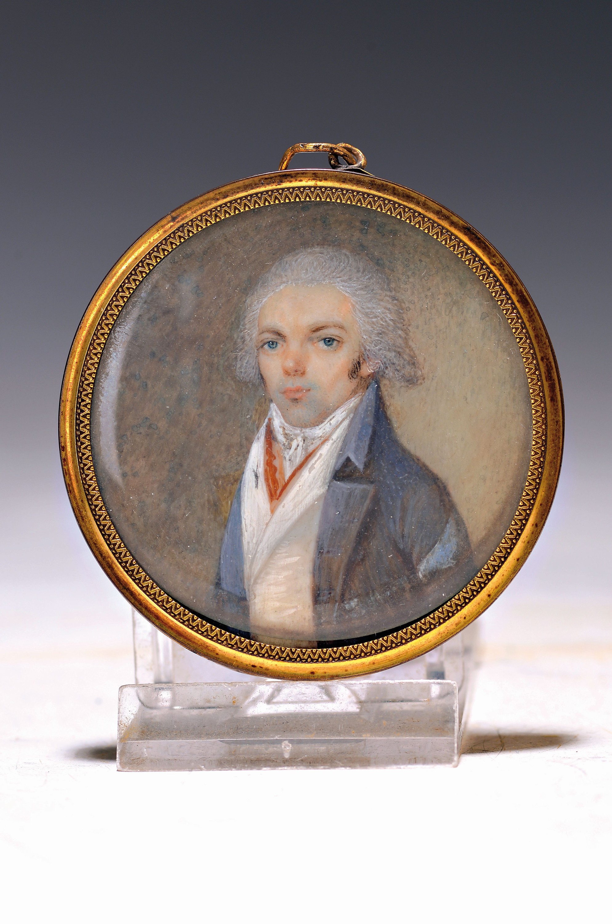 Miniaturmalerei, deutsch, um 1870-80, Porträt eines jungen Mannes, feine Gouachemalerei, rund, D. ca. 5cm, u.Gl., R. ca. 6cm