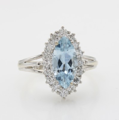 Image Ring mit Aquamarin und Brillanten, WG 585/ 000, navettef. Aquam. ca. 1.29 ct umfasst v. ...