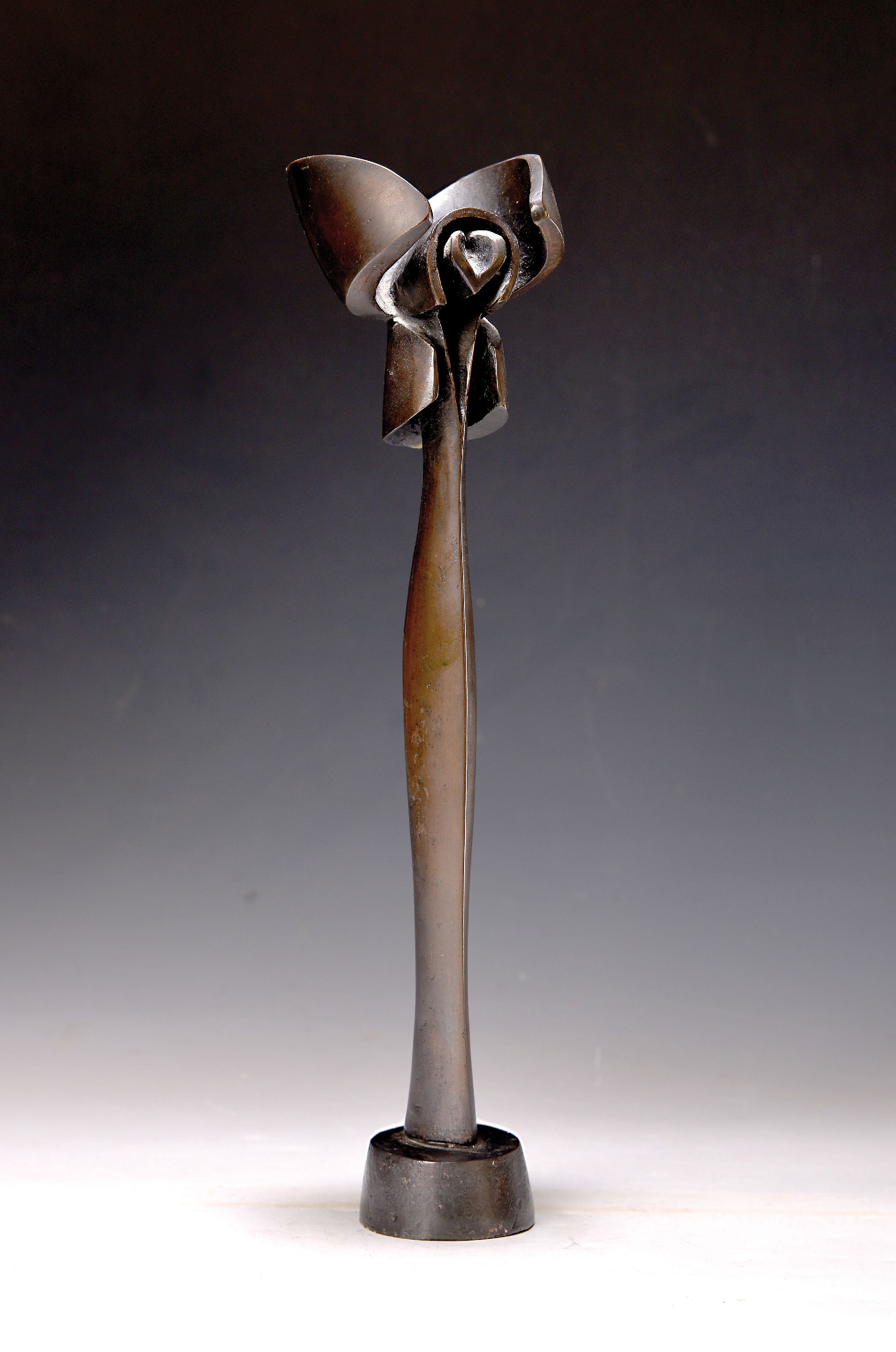 Detail k: Karl-Heinz Deutsch, geb. 1940 Karlsruhe, Bronzeskulptur, Stele in organischer Form, H. ca. 37cm, studierte an der Akademie Karlsruhe bei Hans ...