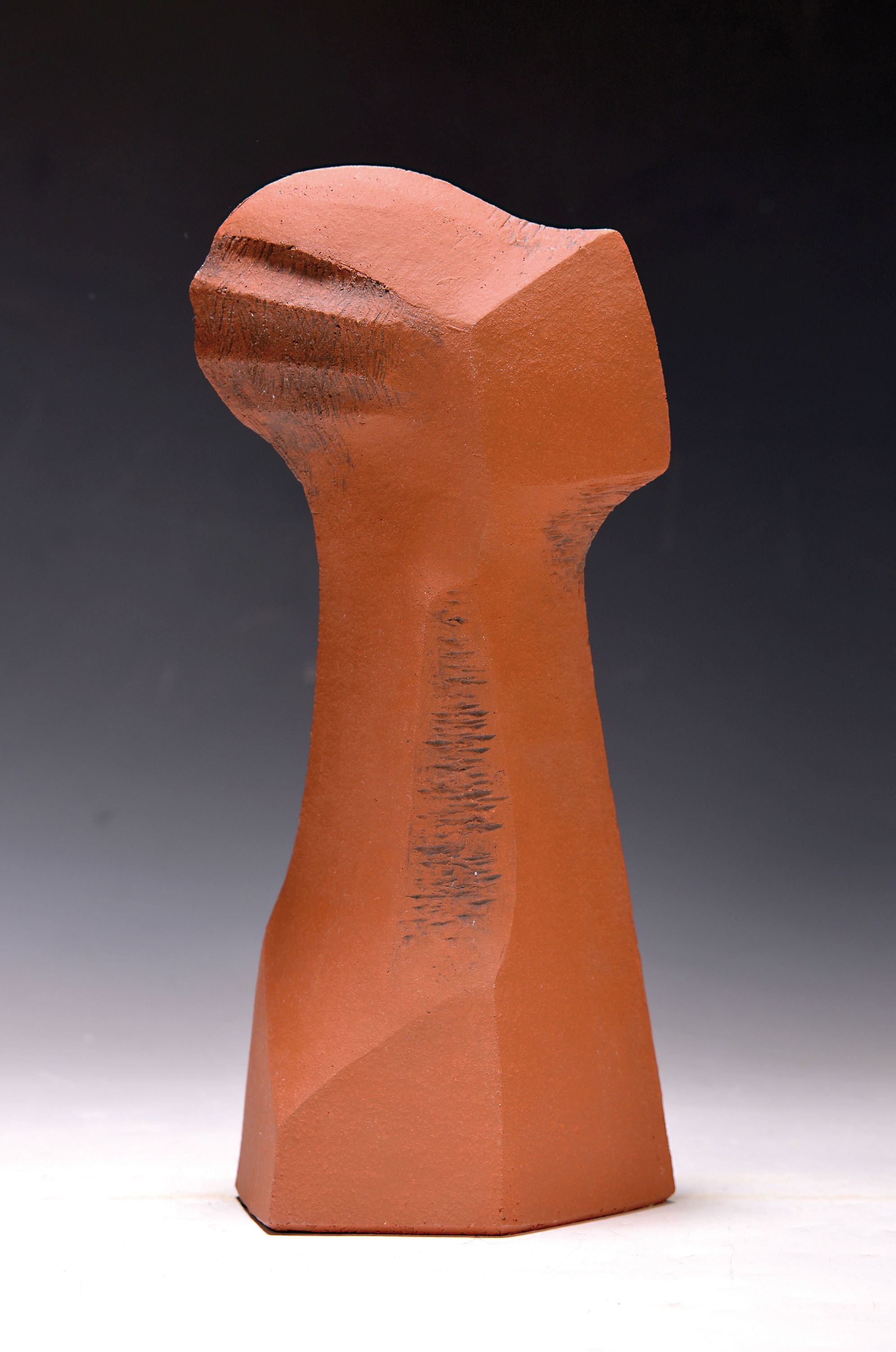 Karl-Heinz Deutsch, geb. 1940 Karlsruhe, Keramikskulptur "Kleiner Springer", sign. und num. 34/60, H. ca. 30cm, mit Zertifikat, studierte ...