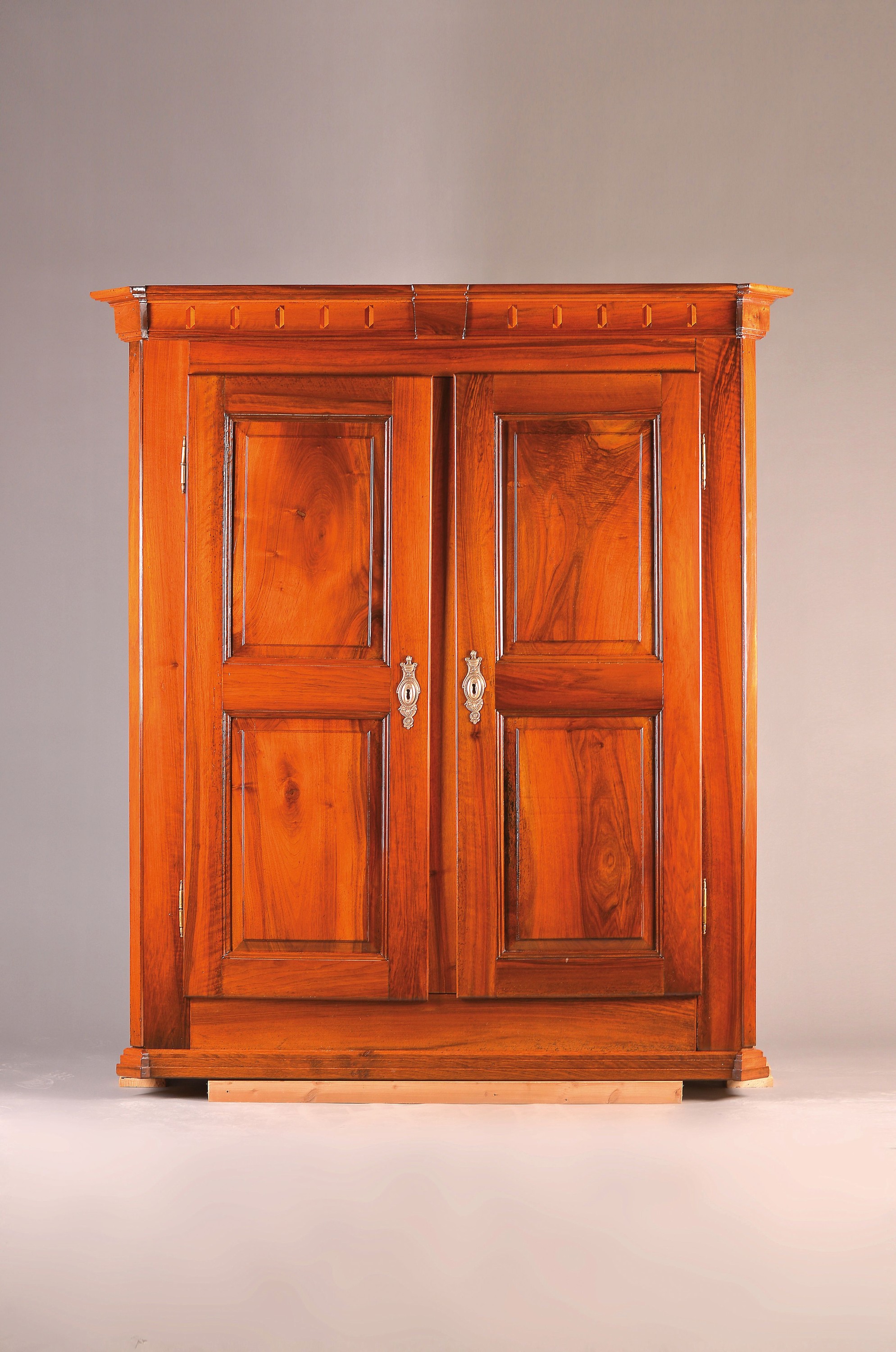 Schrank, Louis-Seize, süddeutsch, um 1800, Nußbaum massiv, zweitürig, auf Rahmen gearbeitet, kassettiert, Schellack poliert, ca. 193 x 171 x 57 ...