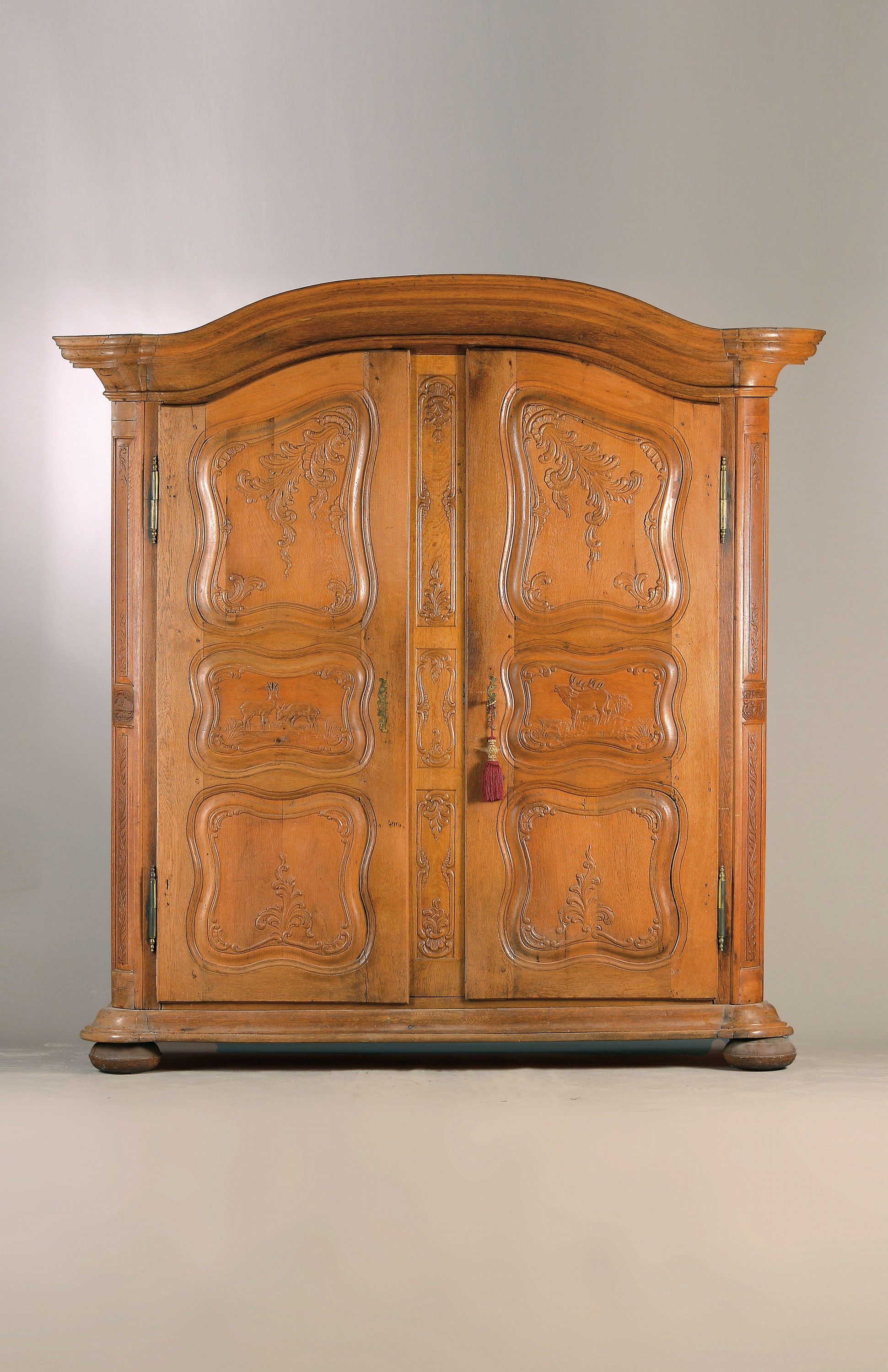 Elsässer Barockschrank, um 1780, Eiche, zweitürig, aufwendige Schnitzereien aus Akanthus, Muscheldekor und Voluten, kassettiert, geschwungener ...