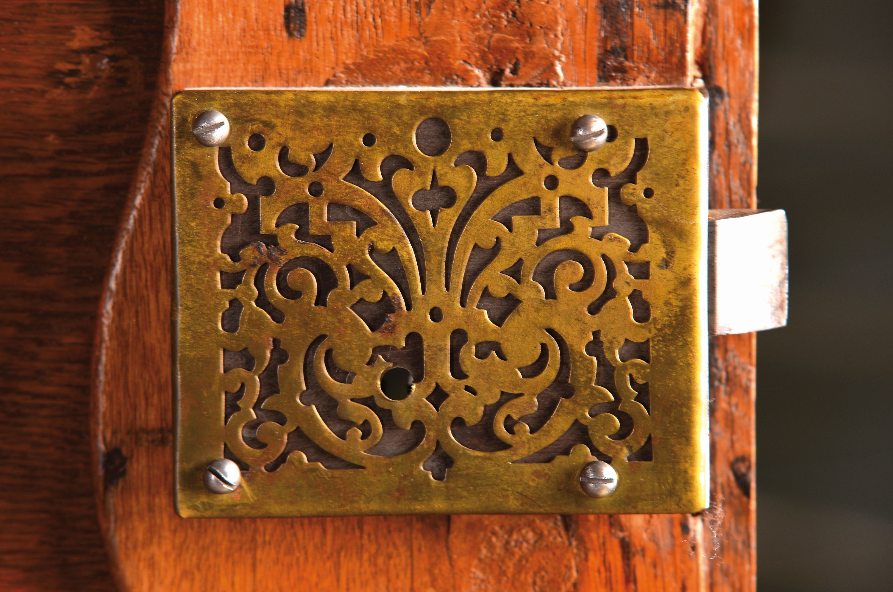 Detail a: Elsässer Barockschrank, um 1780, Eiche, zweitürig, aufwendige Schnitzereien aus Akanthus, Muscheldekor und Voluten, kassettiert, geschwungener ...
