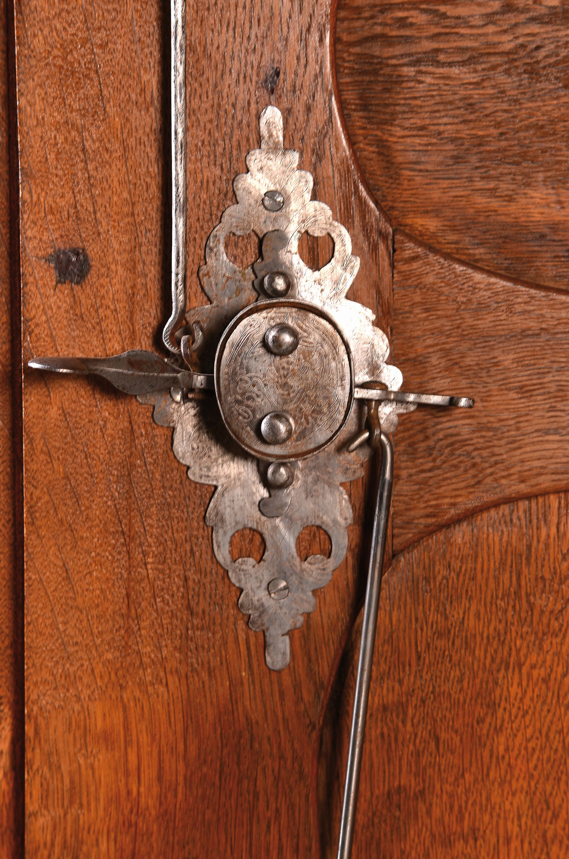 Detail b: Elsässer Barockschrank, um 1780, Eiche, zweitürig, aufwendige Schnitzereien aus Akanthus, Muscheldekor und Voluten, kassettiert, geschwungener ...