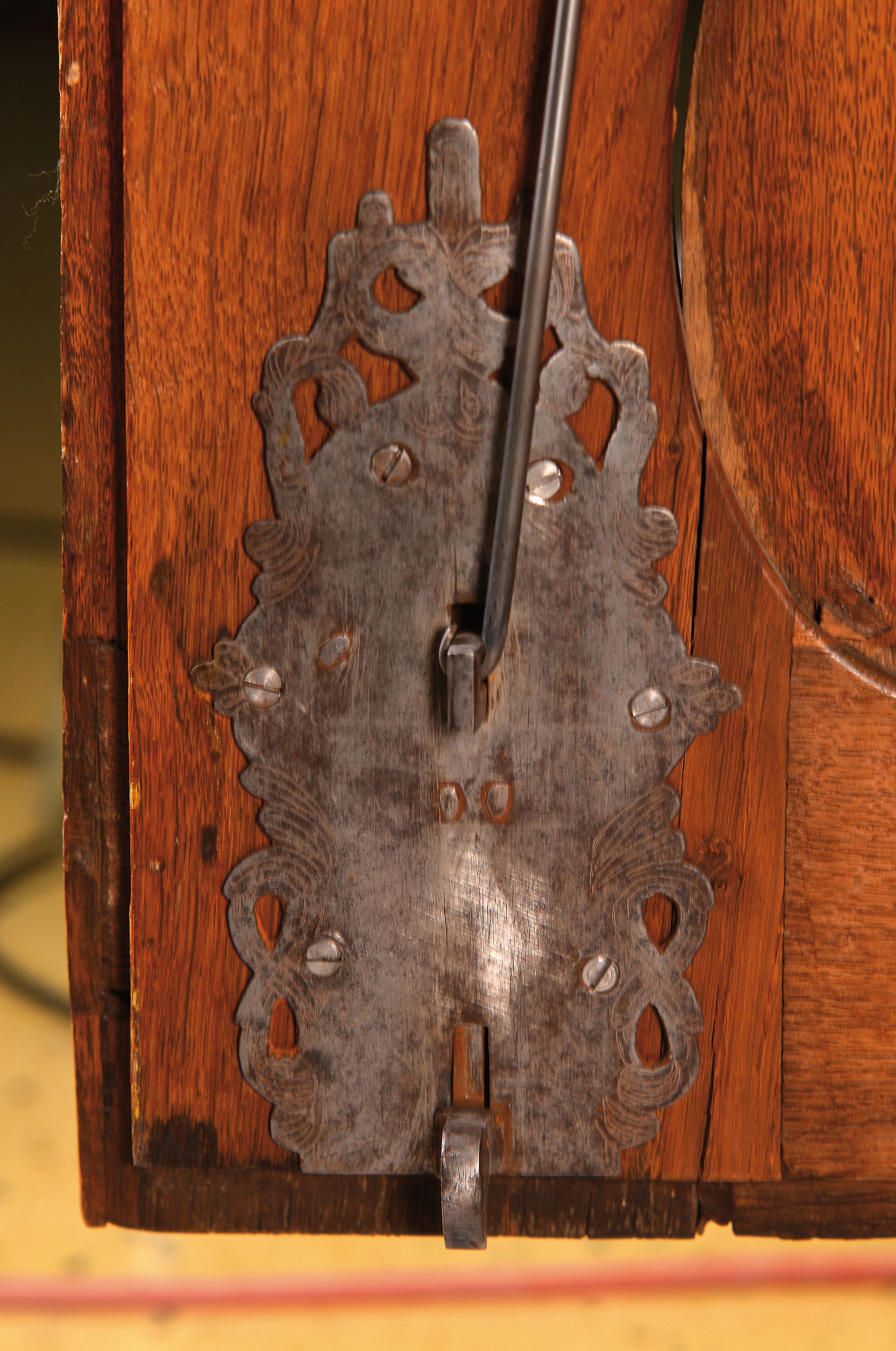 Detail c: Elsässer Barockschrank, um 1780, Eiche, zweitürig, aufwendige Schnitzereien aus Akanthus, Muscheldekor und Voluten, kassettiert, geschwungener ...