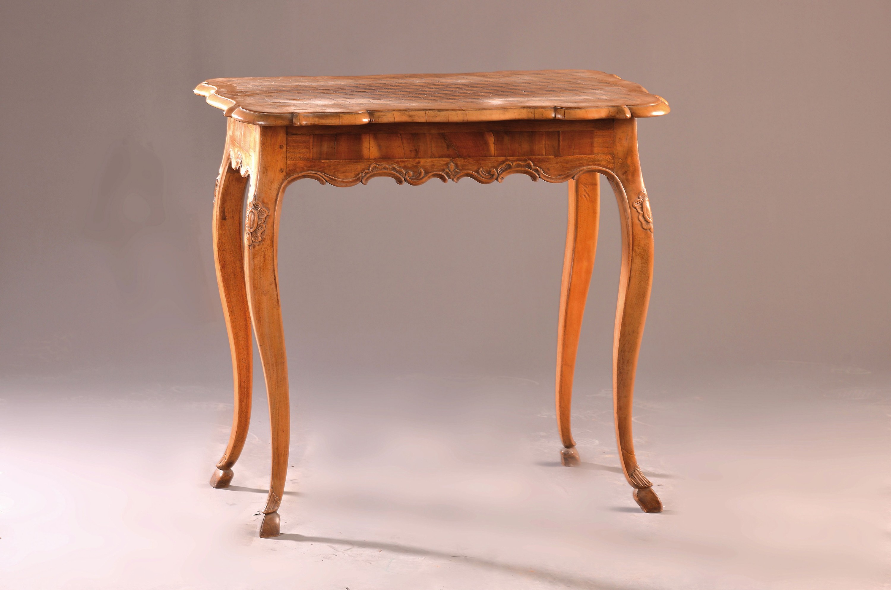 Kleiner Barocktisch, 18.Jh., Nußbaumfurnier,Oberfläche mit aufwendiger Würfelmarketerie aus diversen Hölzern, ca. 74 x 77 x 45 cm EZ 2