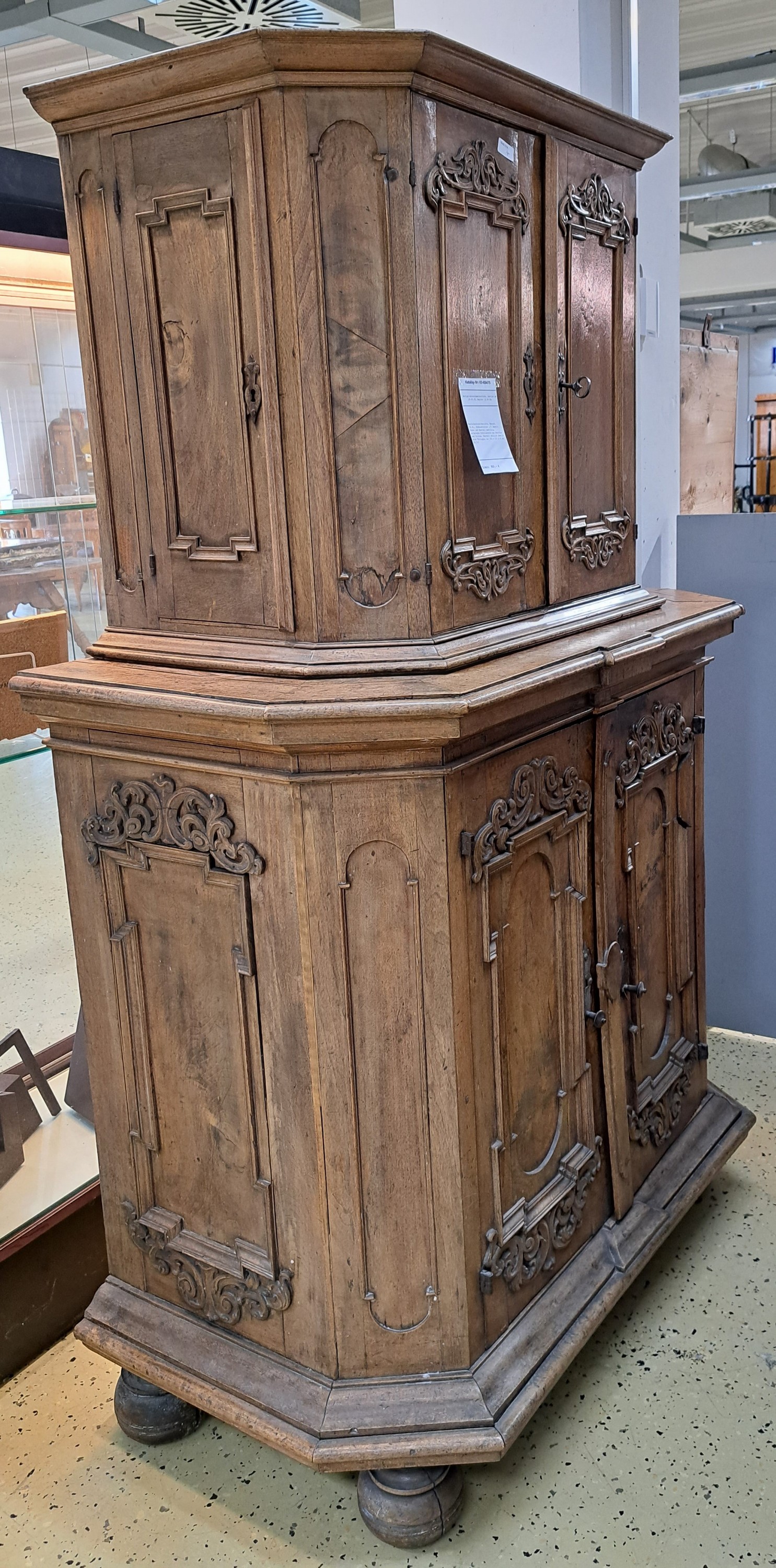 Detail a: Besteckschrank/Anrichte, Barock, 18.Jh., Nußbaumfurnier z.T. massiv, Unter und Oberteil zweitürig, aufgelegte Schnitzereien aus Akanthus und ...