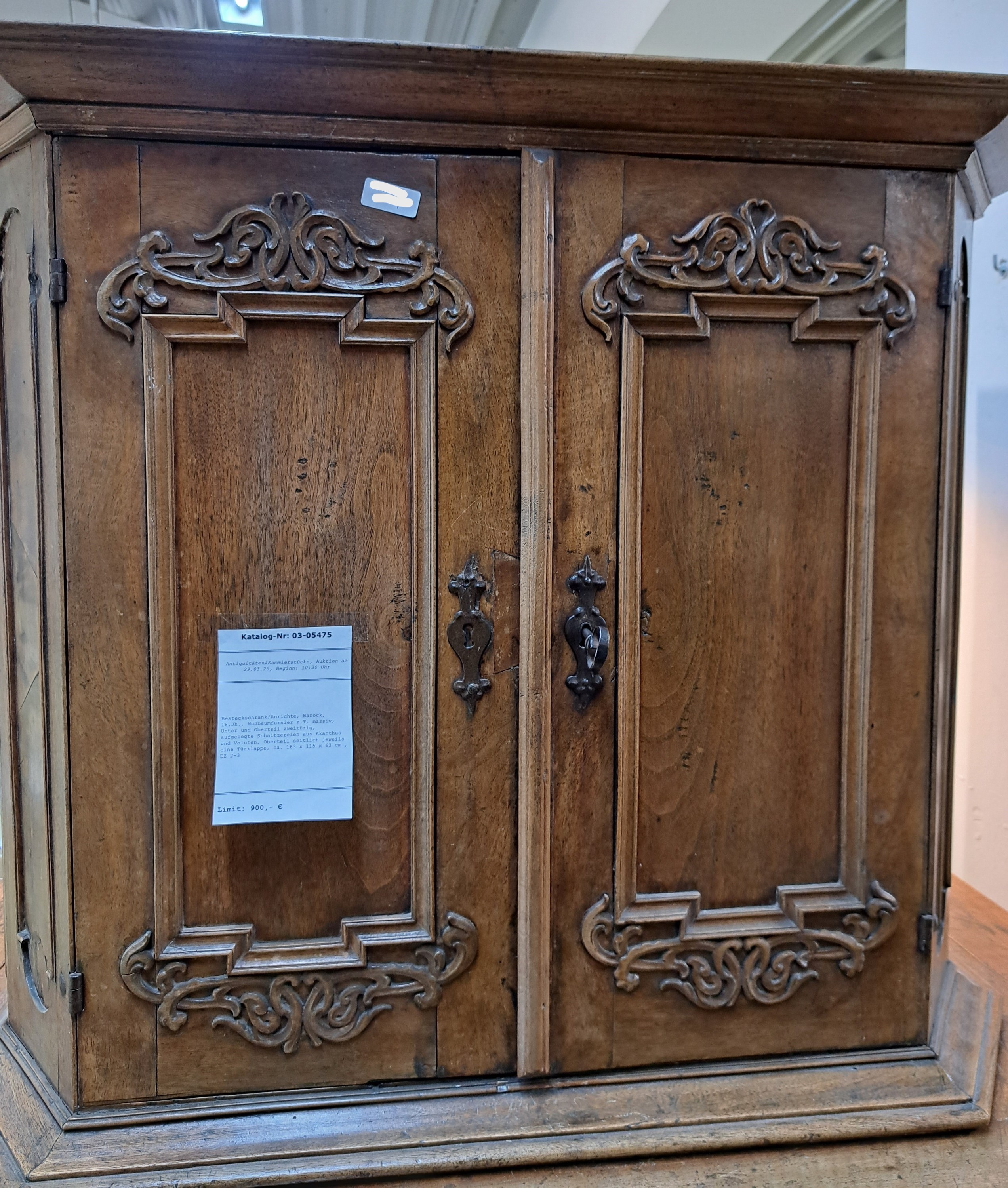 Detail b: Besteckschrank/Anrichte, Barock, 18.Jh., Nußbaumfurnier z.T. massiv, Unter und Oberteil zweitürig, aufgelegte Schnitzereien aus Akanthus und ...