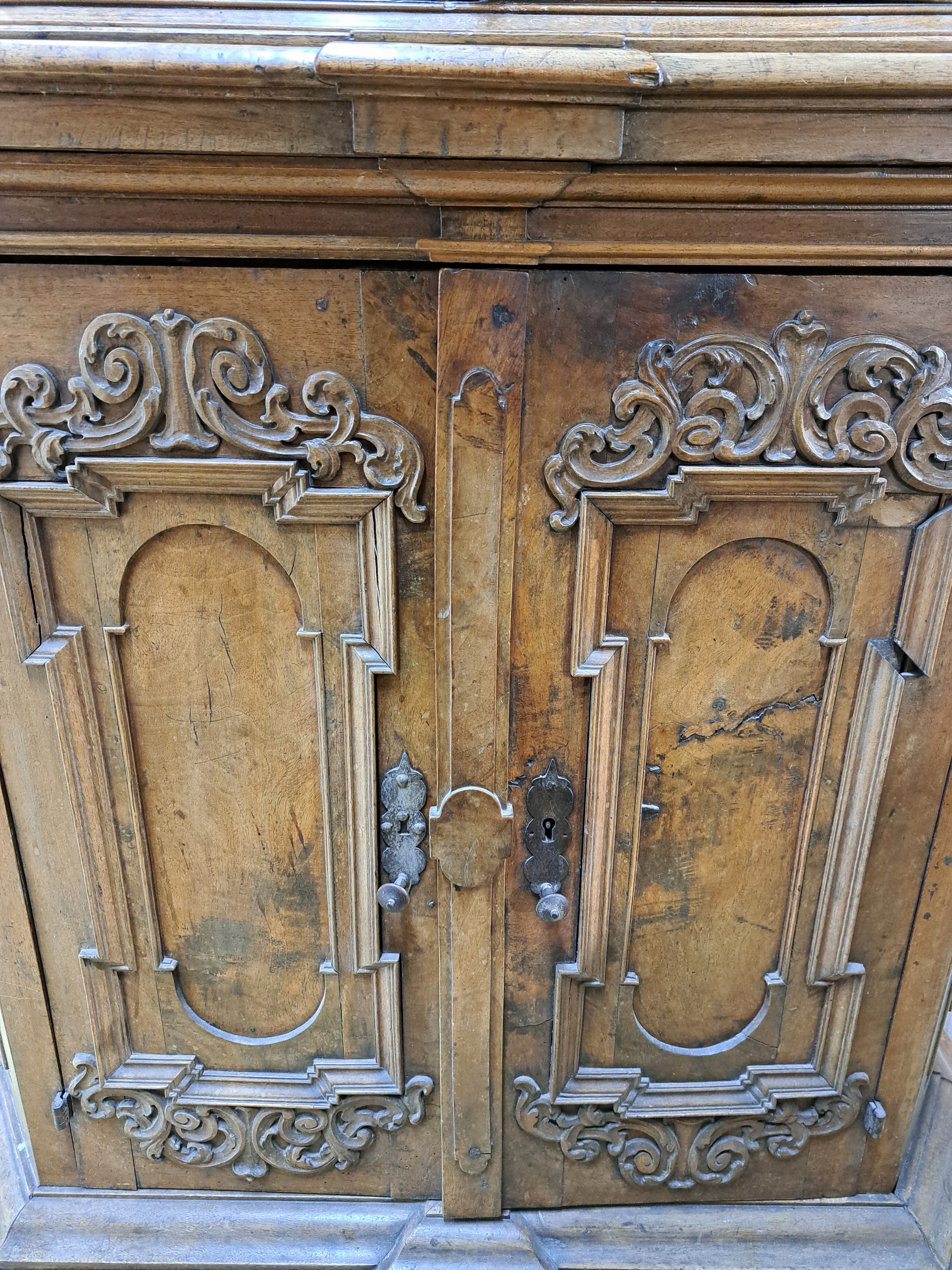 Detail c: Besteckschrank/Anrichte, Barock, 18.Jh., Nußbaumfurnier z.T. massiv, Unter und Oberteil zweitürig, aufgelegte Schnitzereien aus Akanthus und ...
