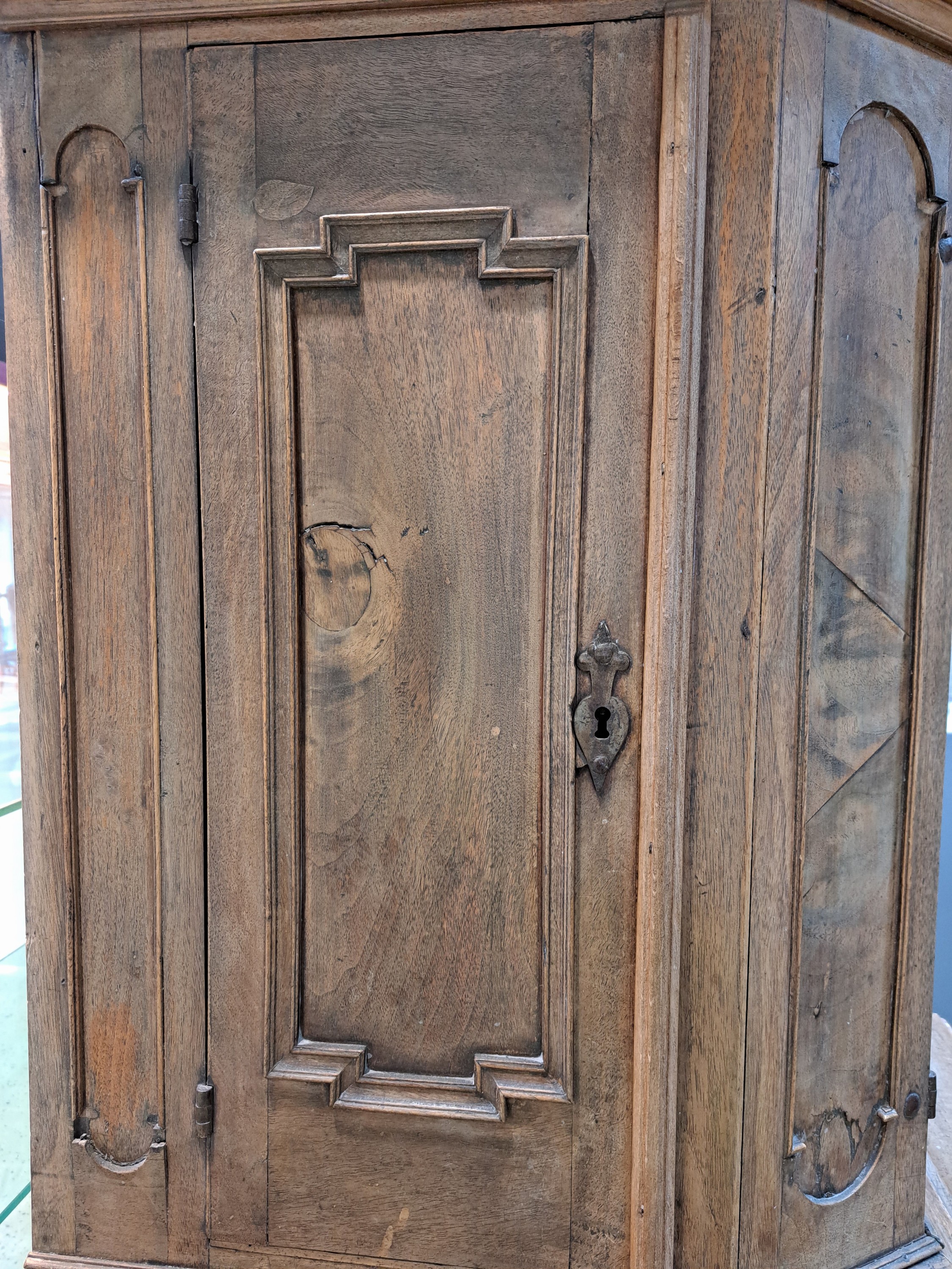 Detail d: Besteckschrank/Anrichte, Barock, 18.Jh., Nußbaumfurnier z.T. massiv, Unter und Oberteil zweitürig, aufgelegte Schnitzereien aus Akanthus und ...