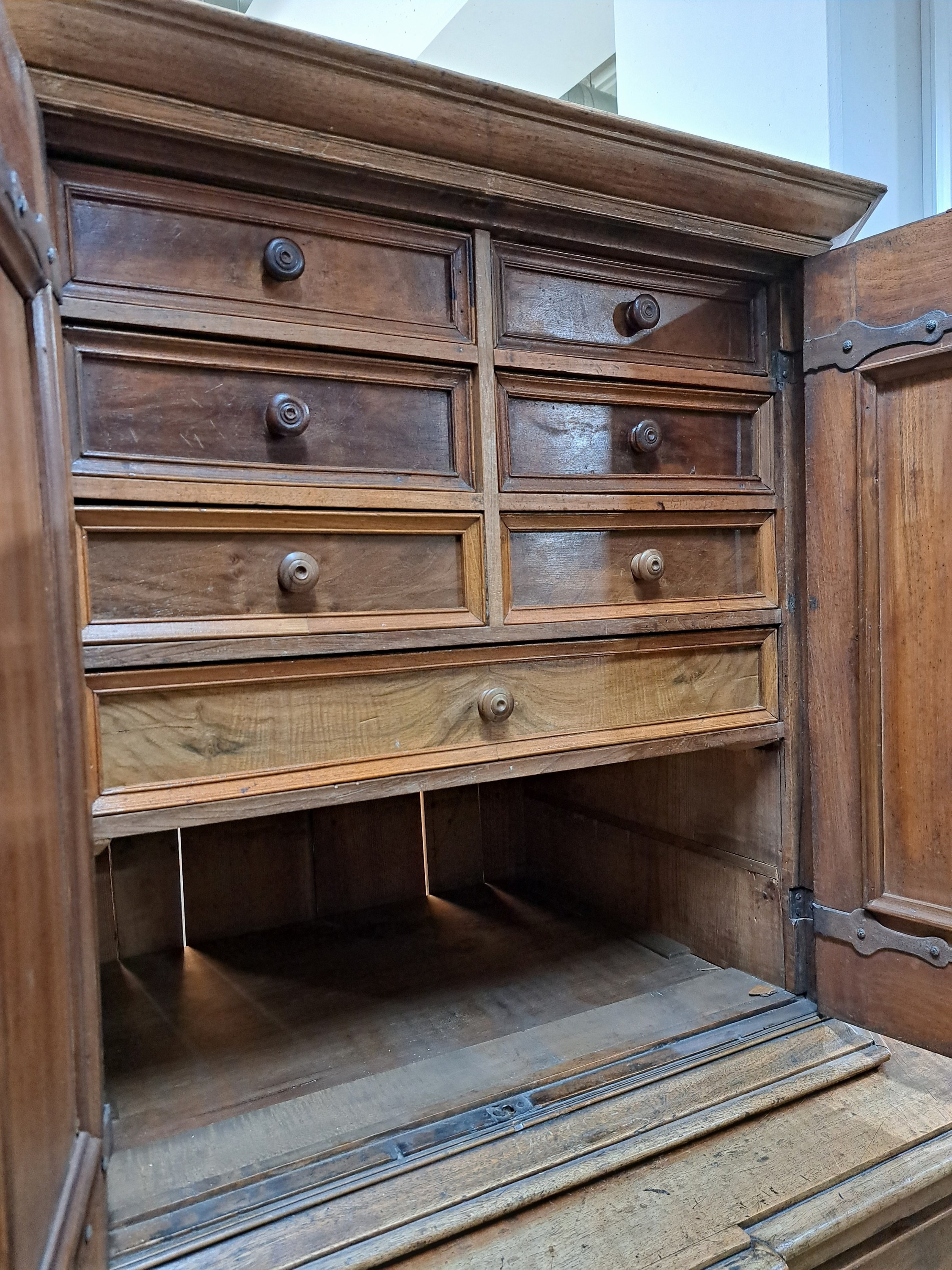 Detail e: Besteckschrank/Anrichte, Barock, 18.Jh., Nußbaumfurnier z.T. massiv, Unter und Oberteil zweitürig, aufgelegte Schnitzereien aus Akanthus und ...