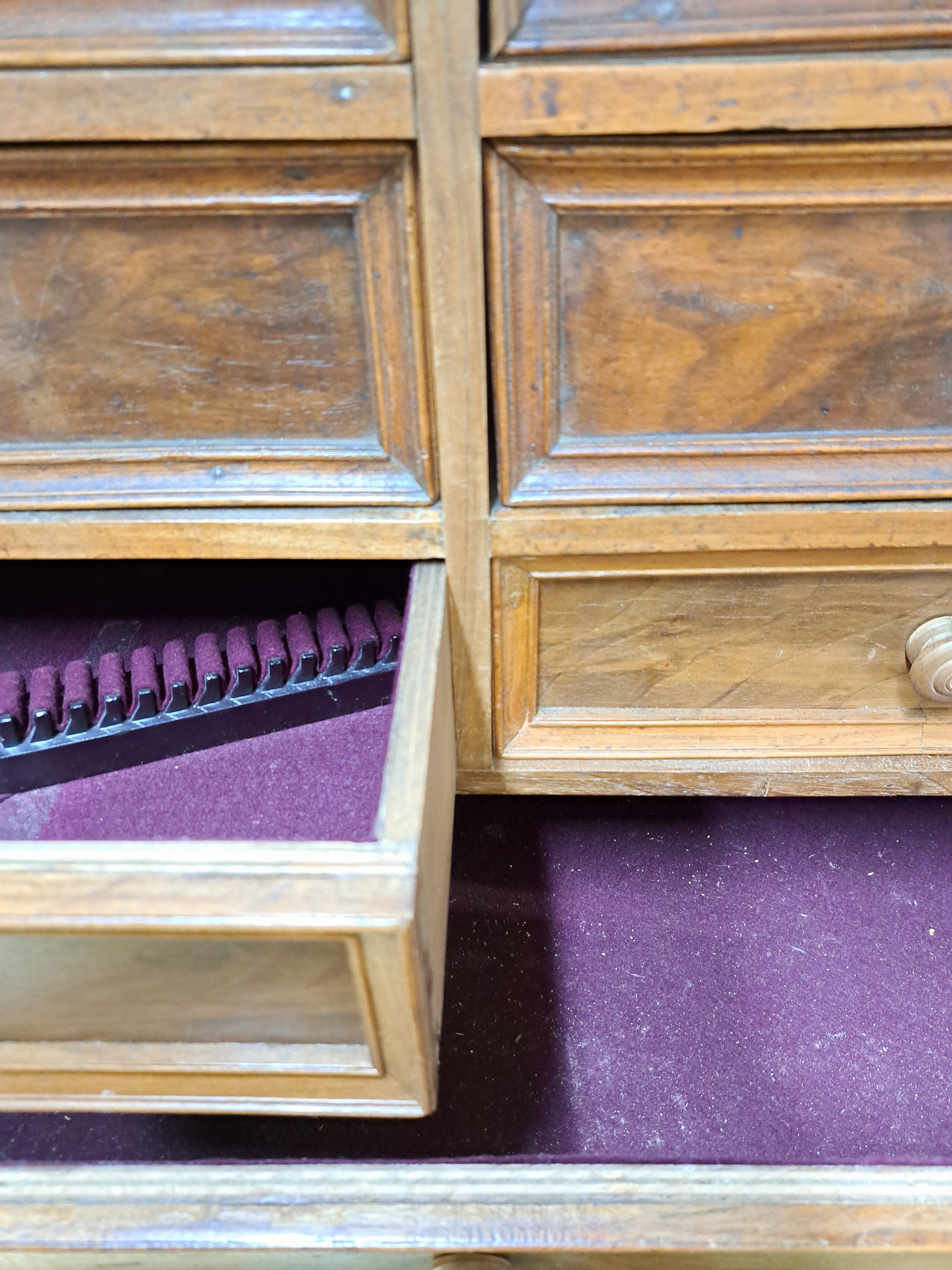 Detail f: Besteckschrank/Anrichte, Barock, 18.Jh., Nußbaumfurnier z.T. massiv, Unter und Oberteil zweitürig, aufgelegte Schnitzereien aus Akanthus und ...